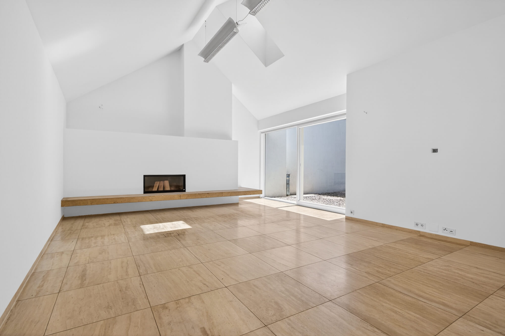 Sievering Villa: Pool, Garden, and Abundant Space for Living