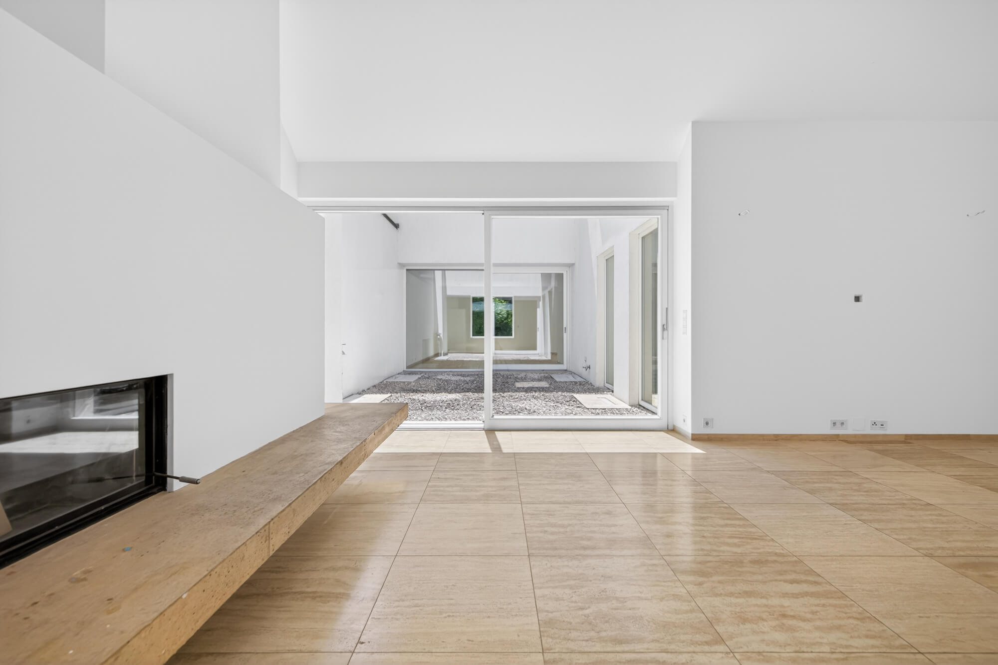 Sievering Villa: Pool, Garden, and Abundant Space for Living