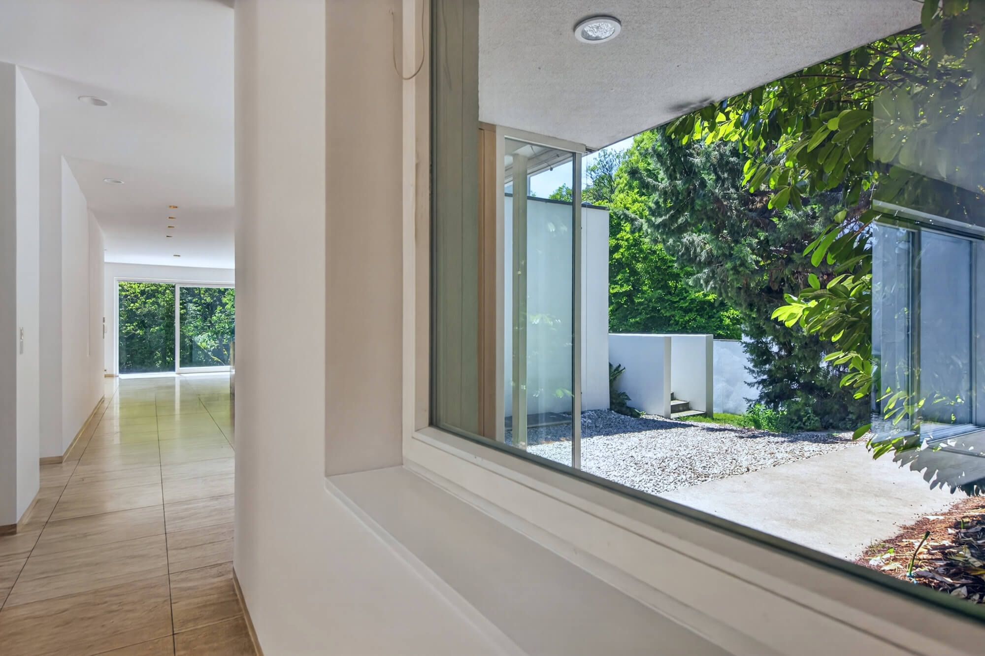 Sievering Villa: Pool, Garden, and Abundant Space for Living