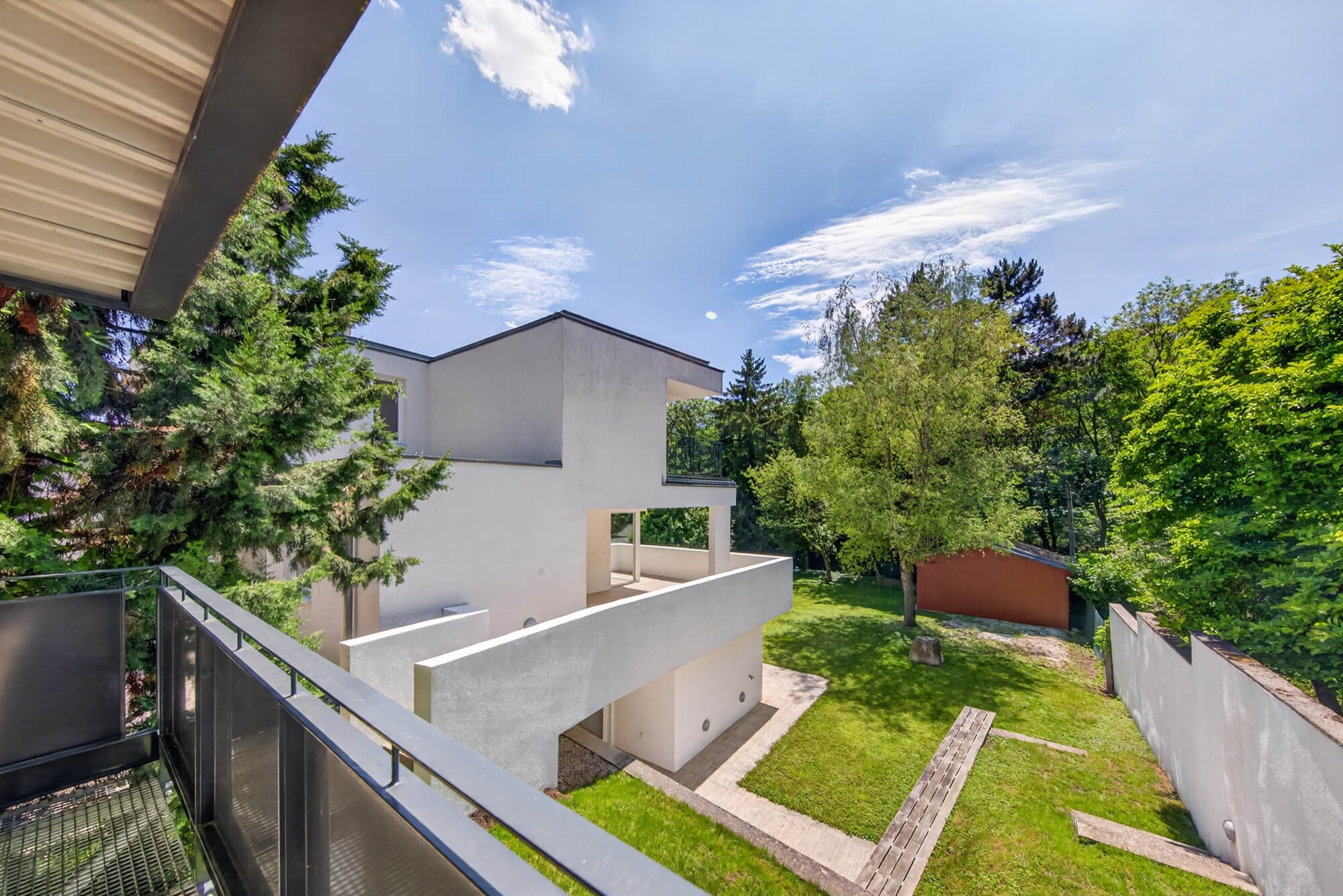 Sievering Villa: Pool, Garden, and Abundant Space for Living