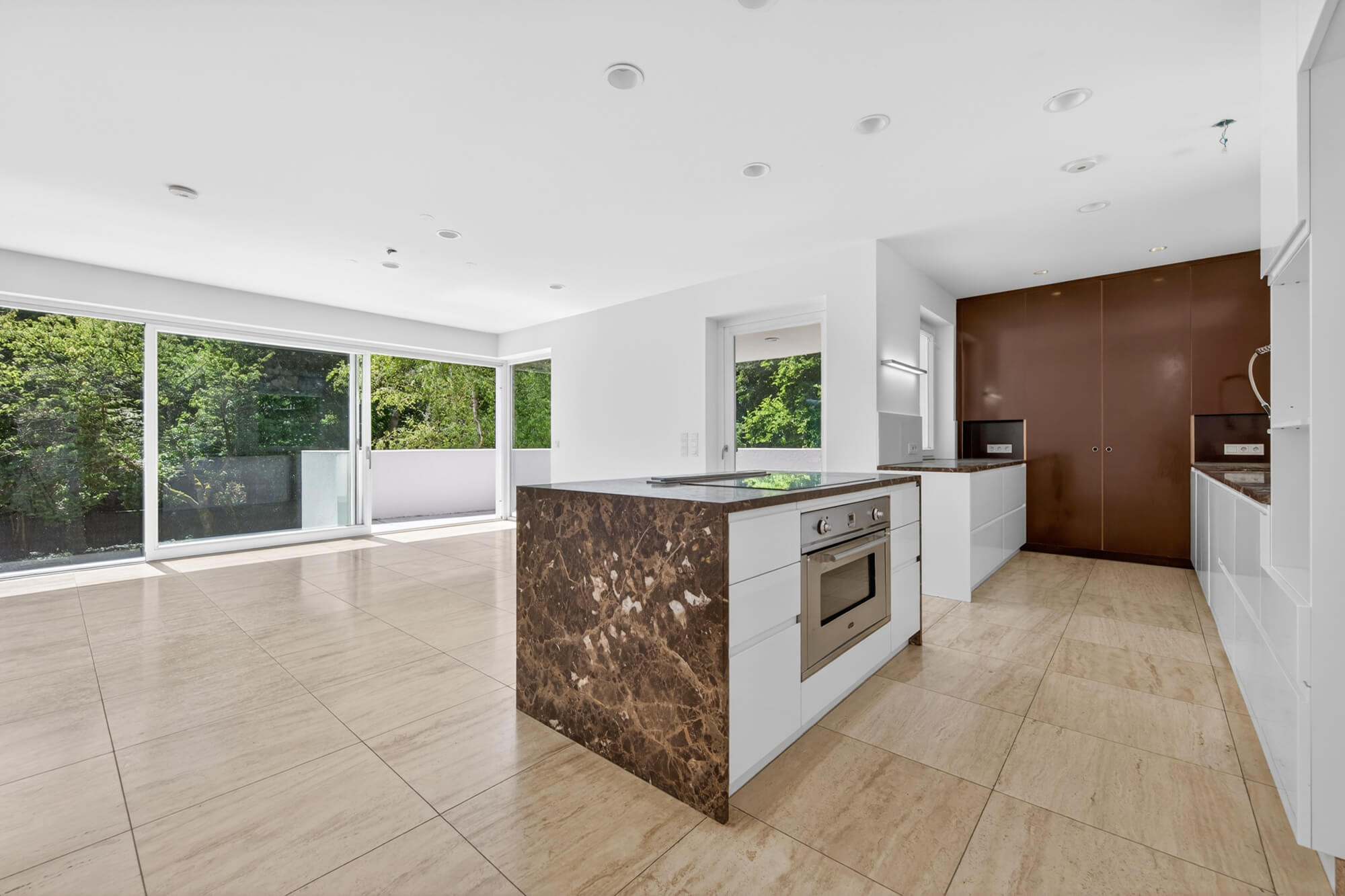 Sievering Villa: Pool, Garden, and Abundant Space for Living