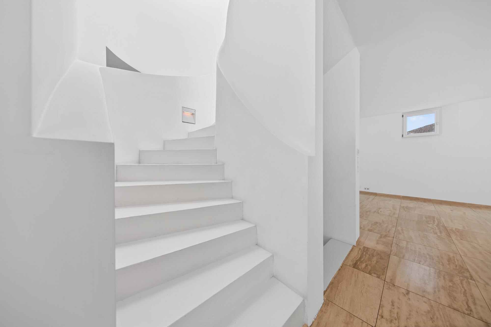 Sievering Villa: Pool, Garden, and Abundant Space for Living