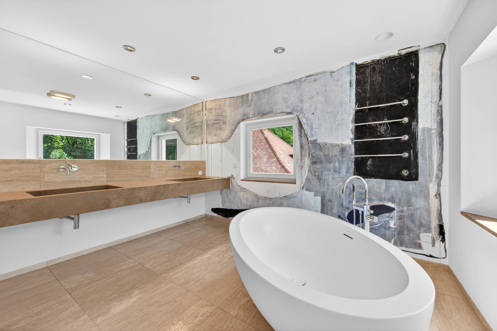 Sievering Villa: Pool, Garden, and Abundant Space for Living