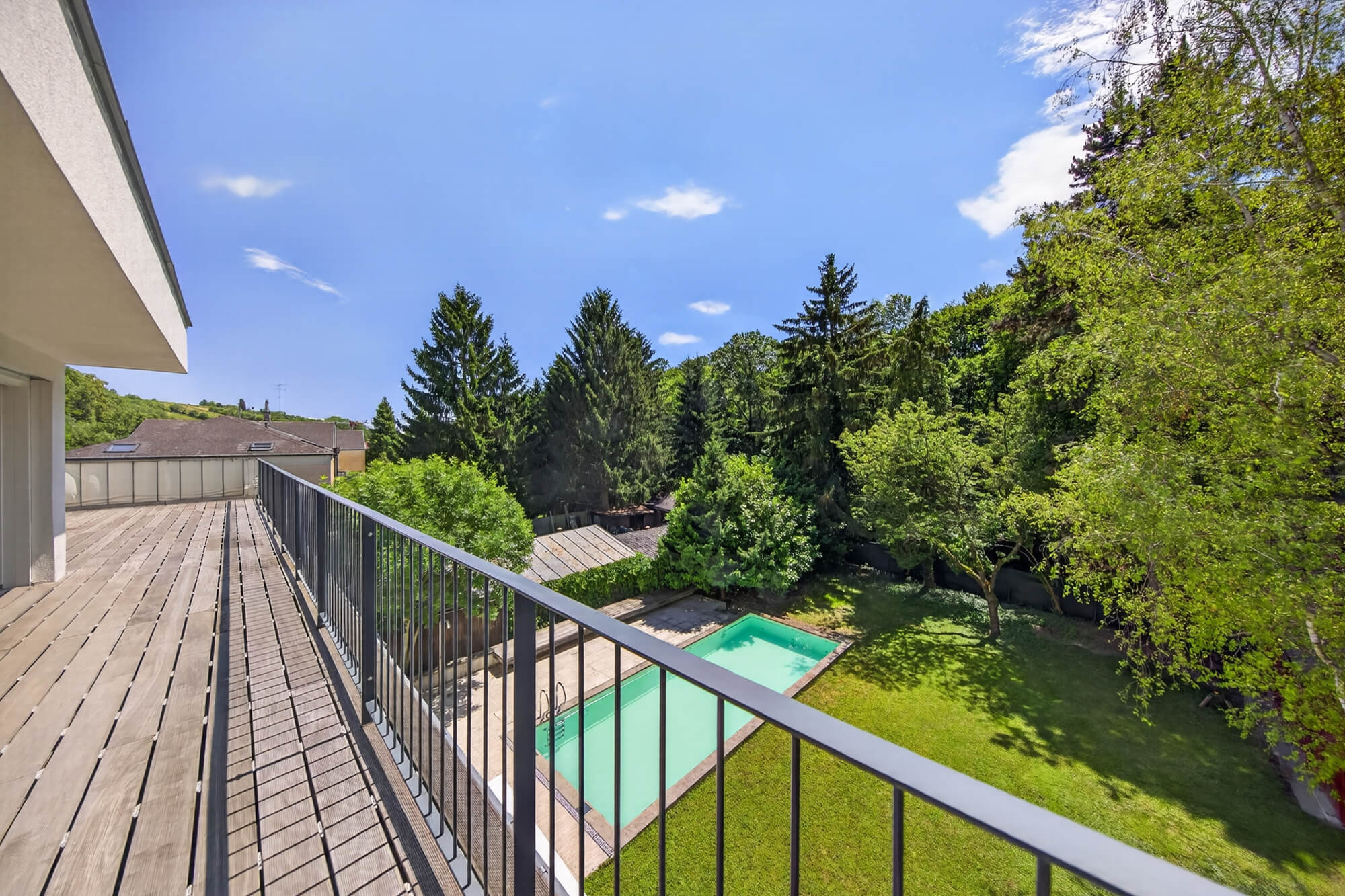 Sievering Villa: Pool, Garden, and Abundant Space for Living