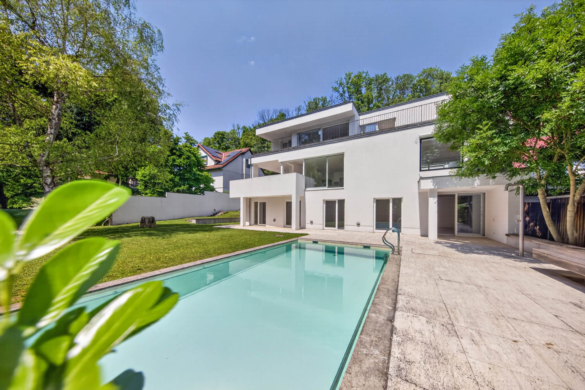 Sievering Villa: Pool, Garden, and Abundant Space for Living