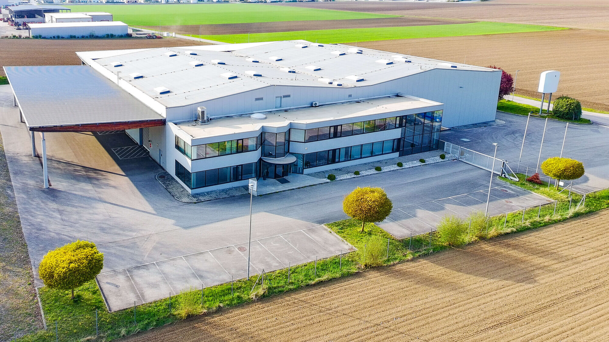 Commercial property for sale in Loosdorf: 4,773 m² of total usable floor space on a 9,580 m² plot