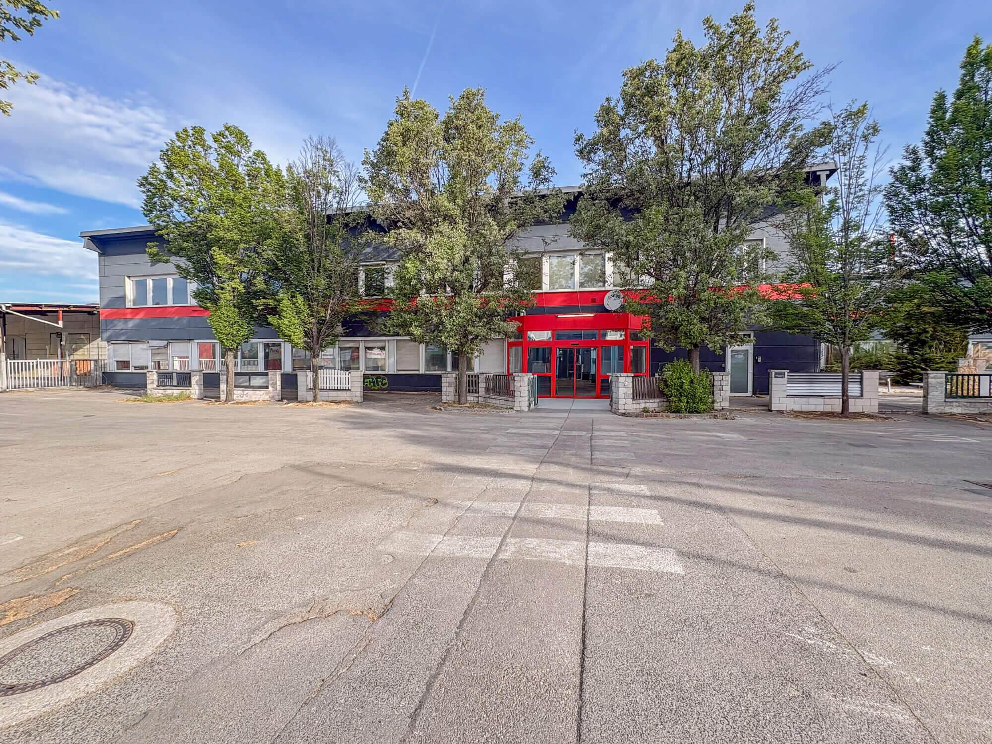 Prime commercial property near Vienna: 15,438 m² of retail space, halls, office space and outdoor areas – available for lease or purchase!