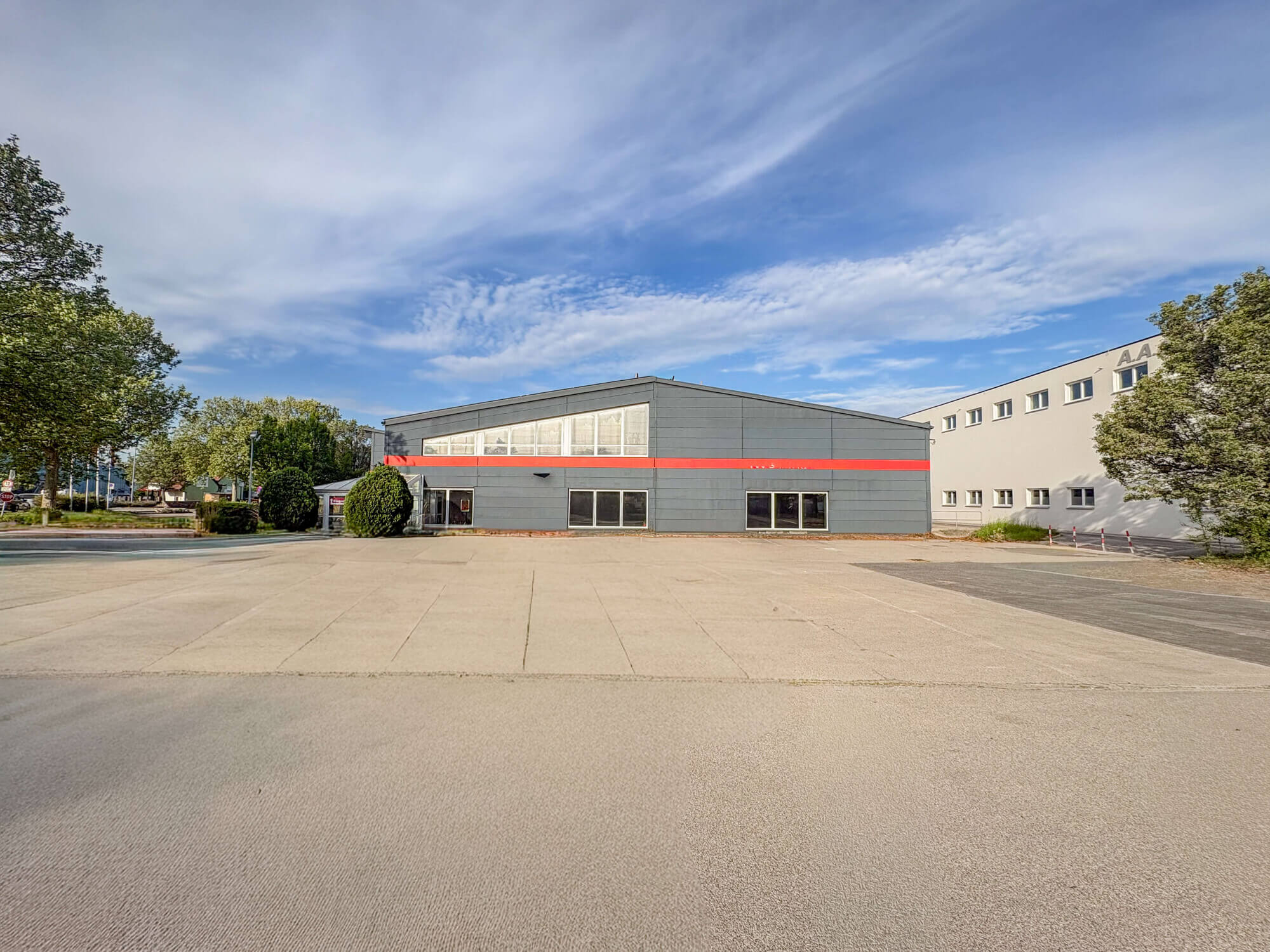 Prime commercial property near Vienna: 15,438 m² of retail space, halls, office space and outdoor areas – available for lease or purchase!