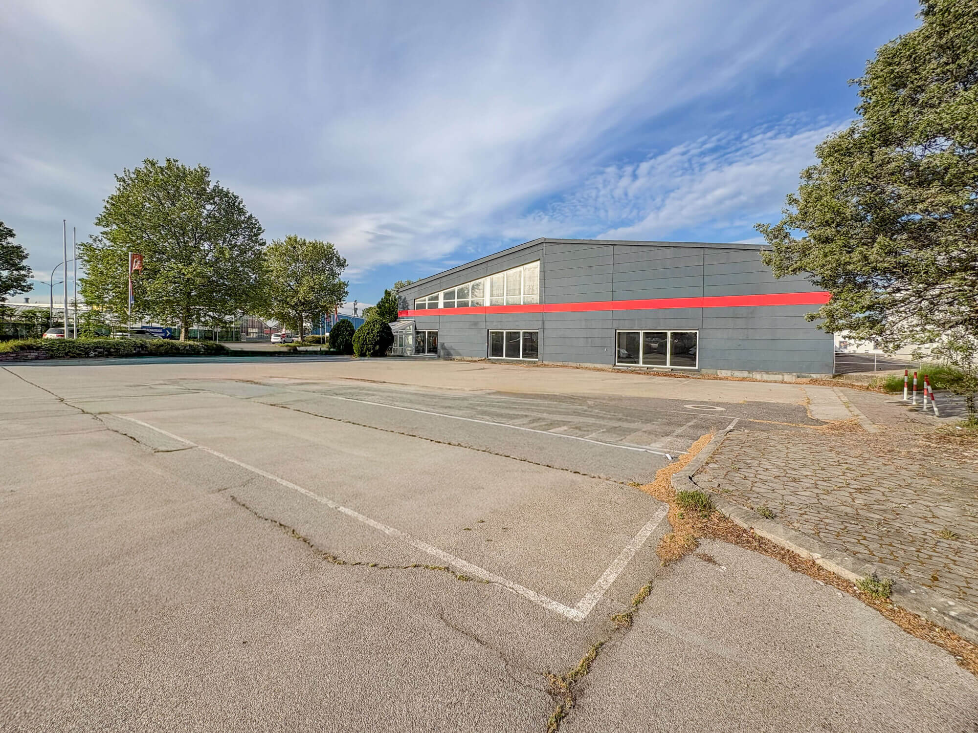 Prime commercial property near Vienna: 15,438 m² of retail space, halls, office space and outdoor areas – available for lease or purchase!