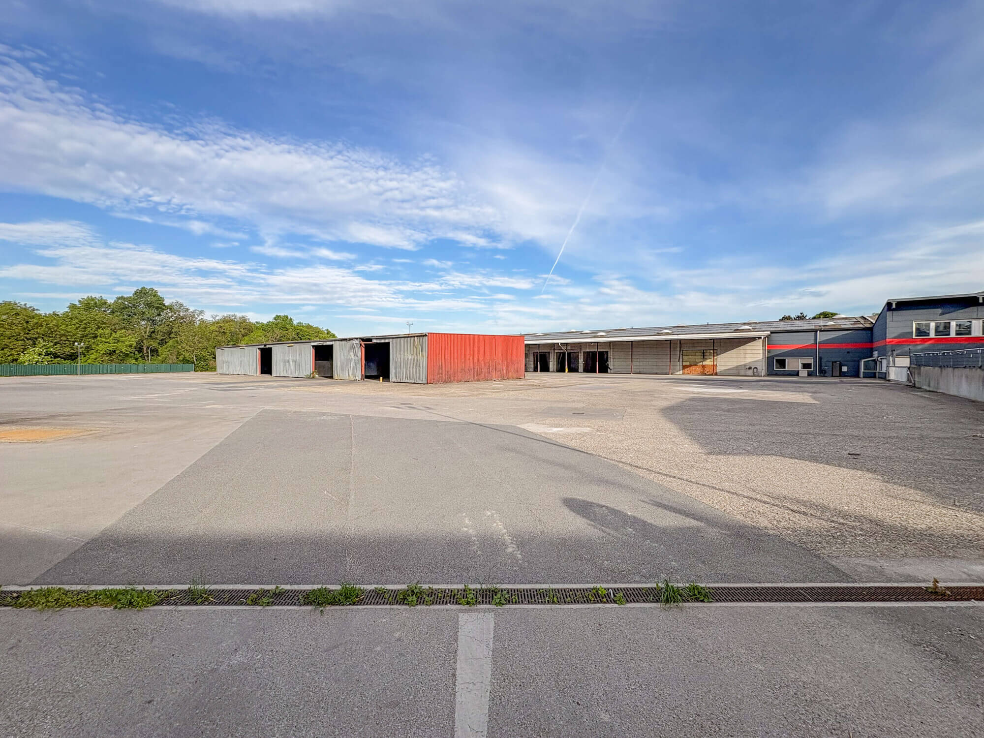 Prime commercial property near Vienna: 15,438 m² of retail space, halls, office space and outdoor areas – available for lease or purchase!