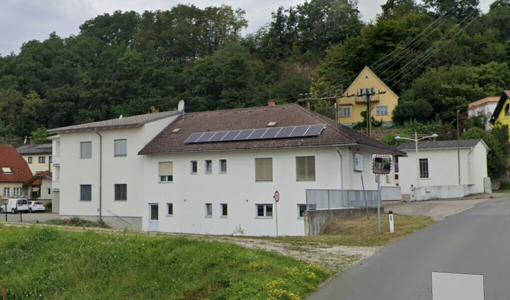 Liegenschaft kaufen in Klein-Pöchlarn: Grundstück (Wohngebiet) mit Wohnhaus, Büro & Lagerhalle