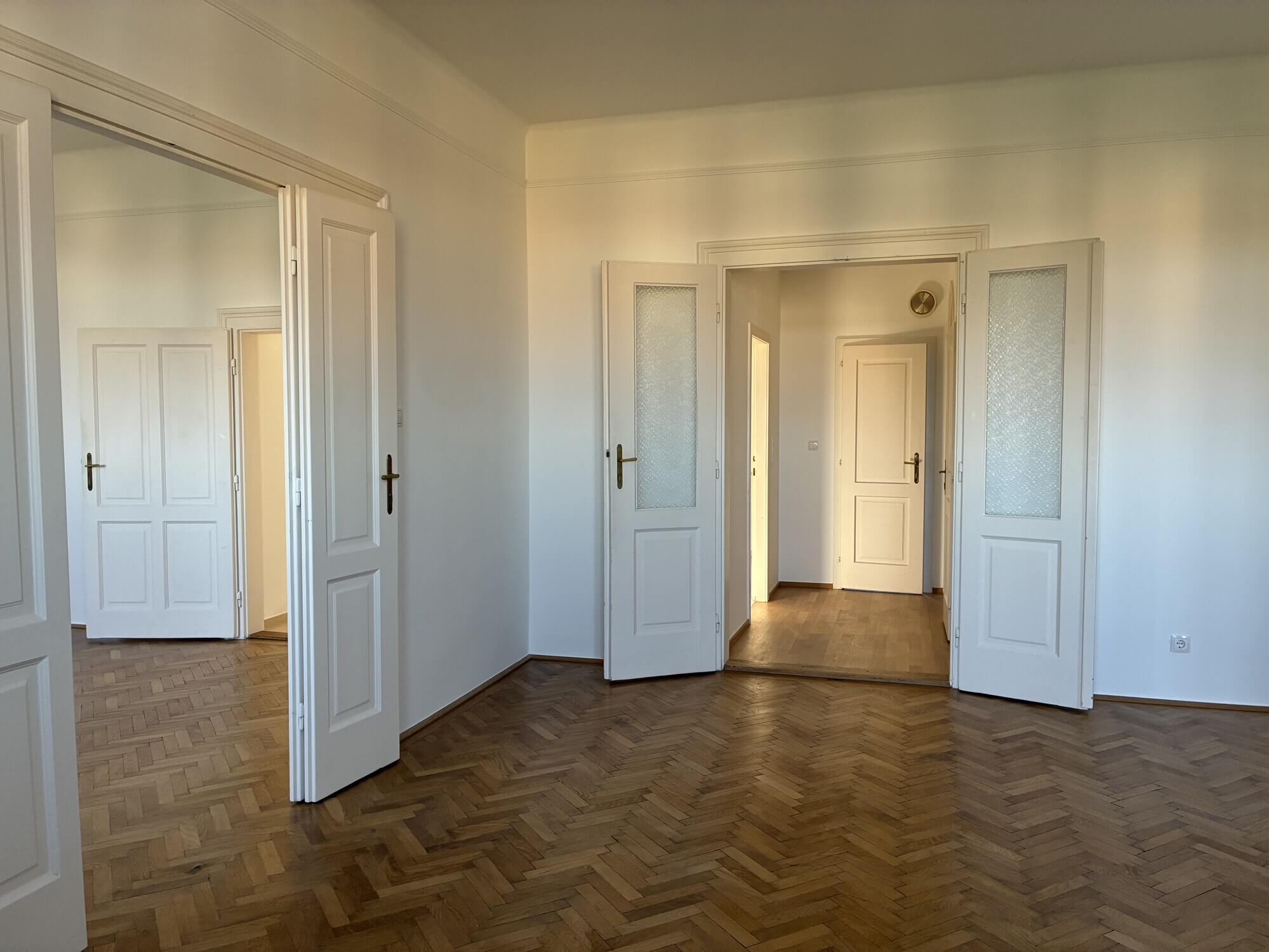 Spacious 4-Room Period Apartment in Vienna's 18th District – Ideal for Shared Living