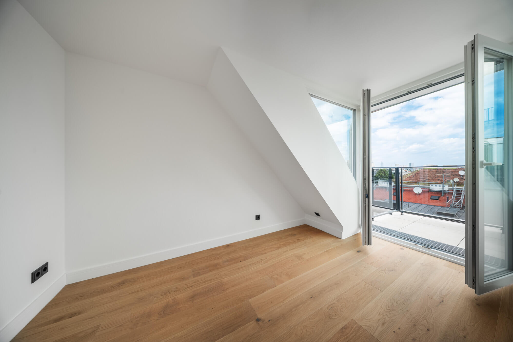 Exklusive Penthouse-Maisonette mit außergewöhnlicher Dachterrasse und Skyline View nahe Stadtpark