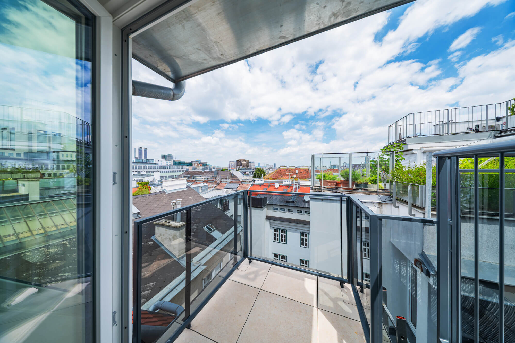 Exklusive Penthouse-Maisonette mit außergewöhnlicher Dachterrasse und Skyline View nahe Stadtpark