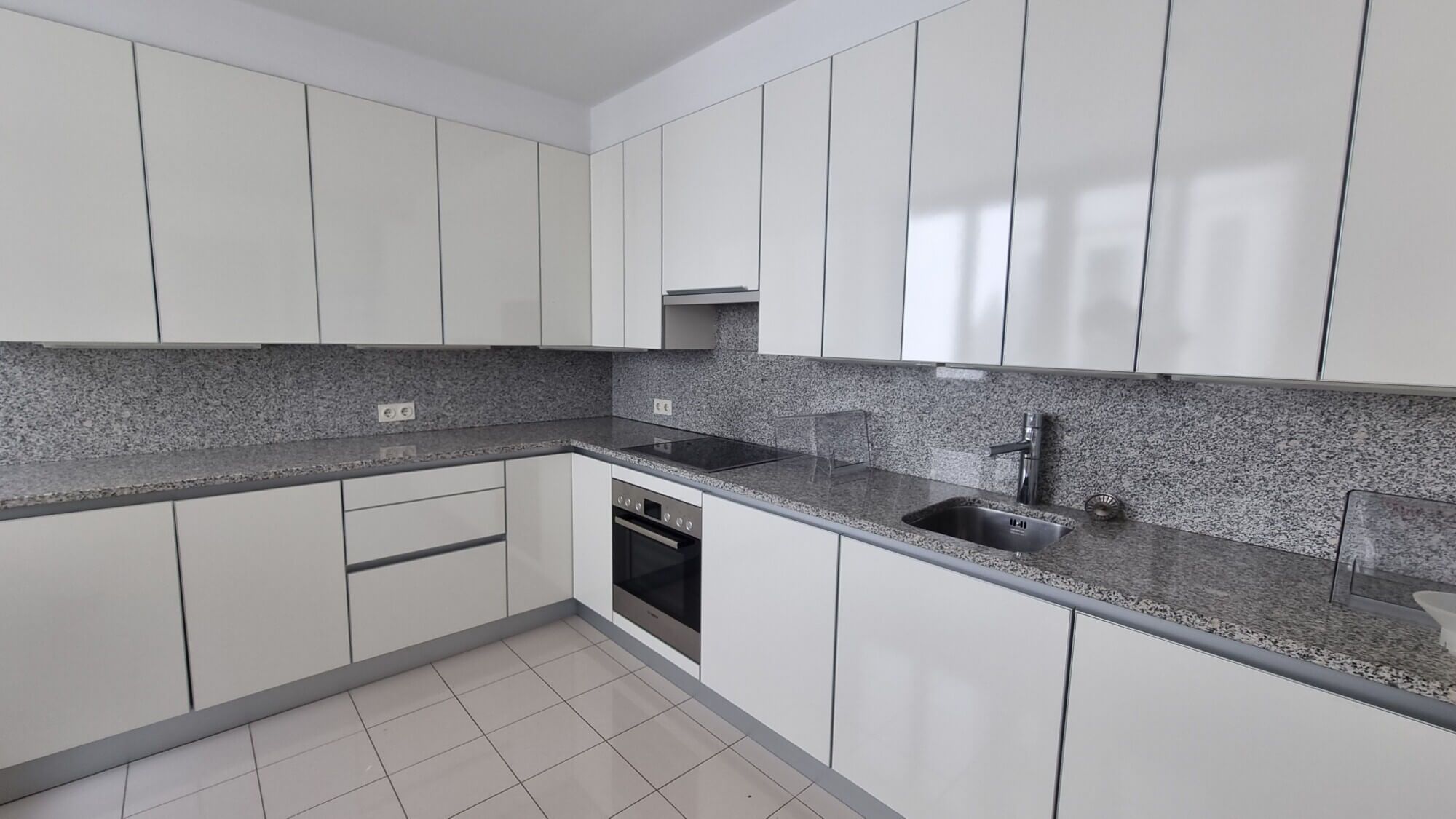 Top-floor apartment, 3 bedrooms, near Votive Church.