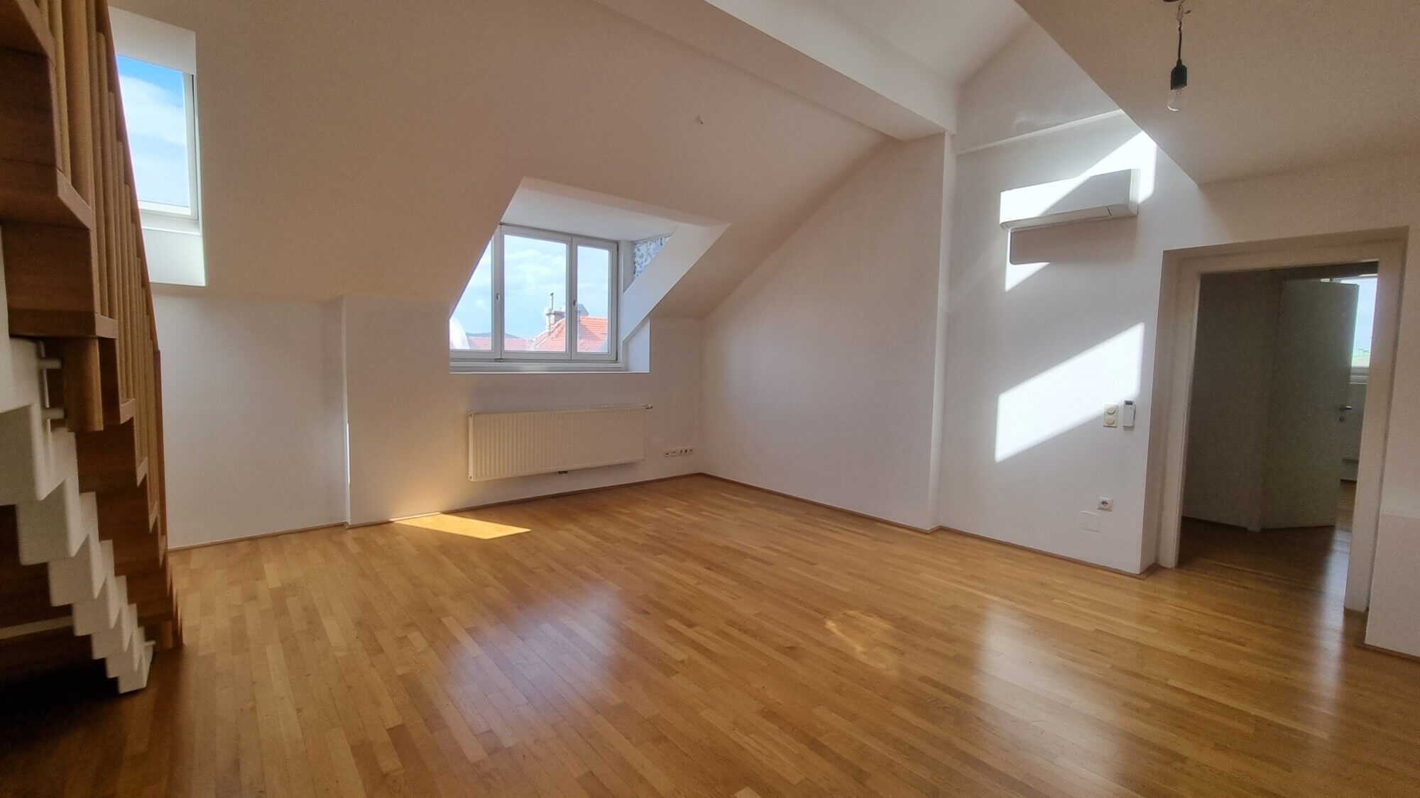 Top-floor apartment, 3 bedrooms, near Votive Church.