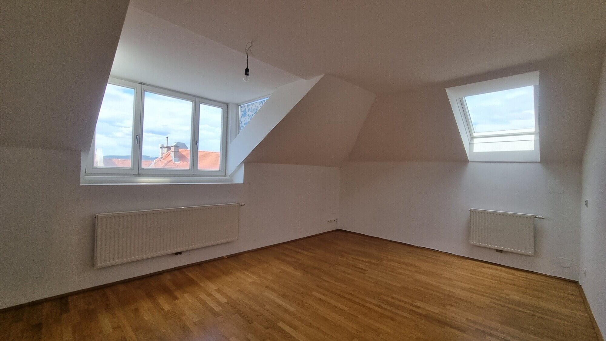 Top-floor apartment, 3 bedrooms, near Votive Church.