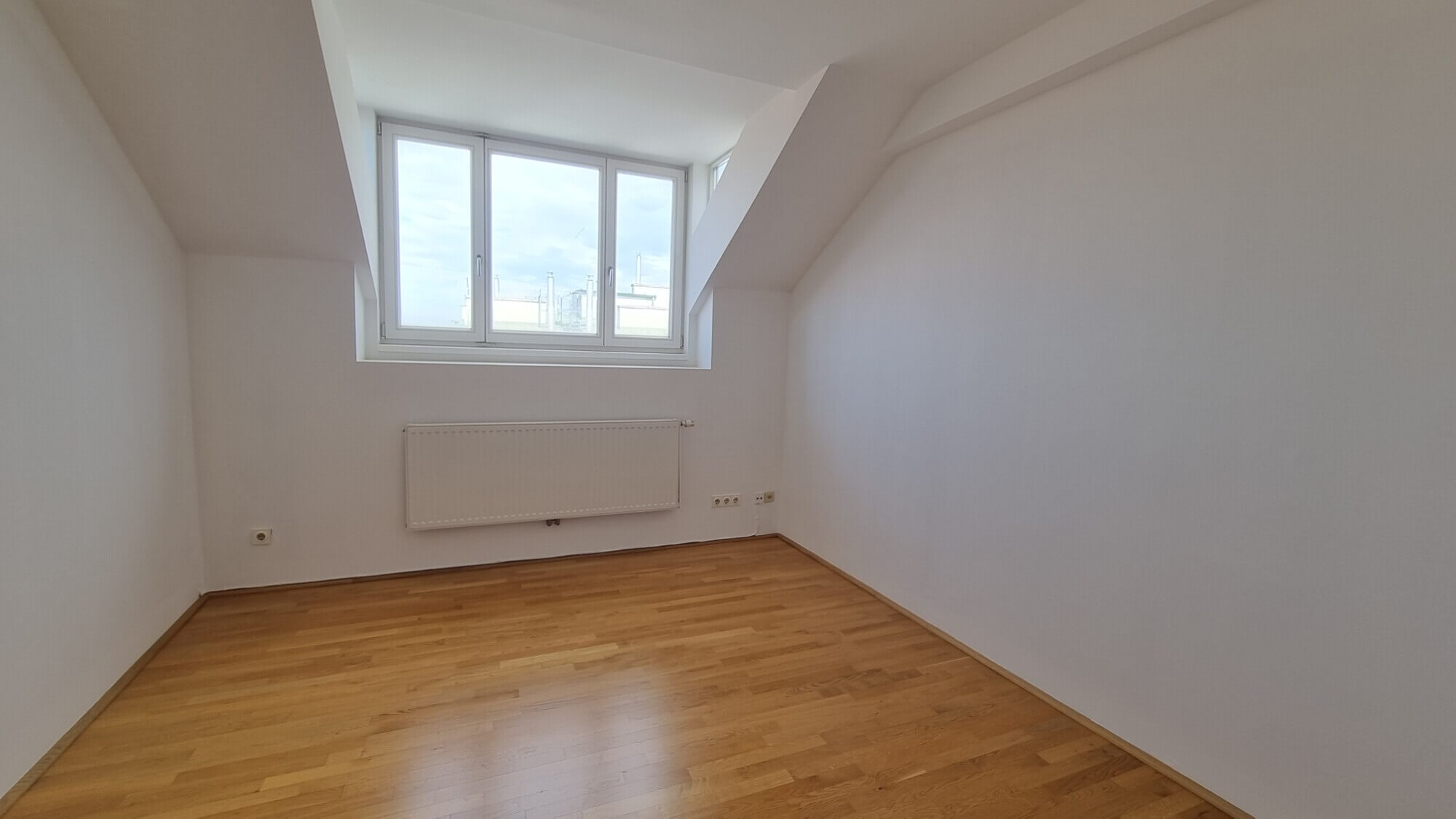 Top-floor apartment, 3 bedrooms, near Votive Church.