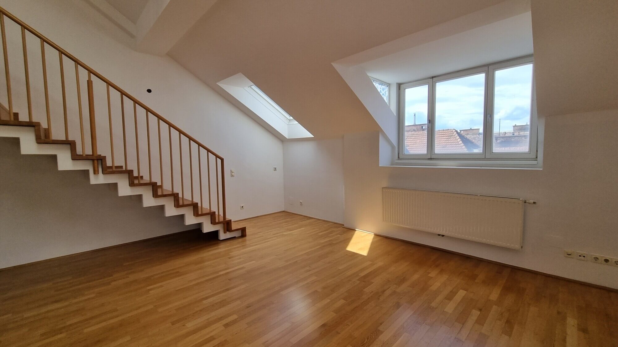 Top-floor apartment, 3 bedrooms, near Votive Church.