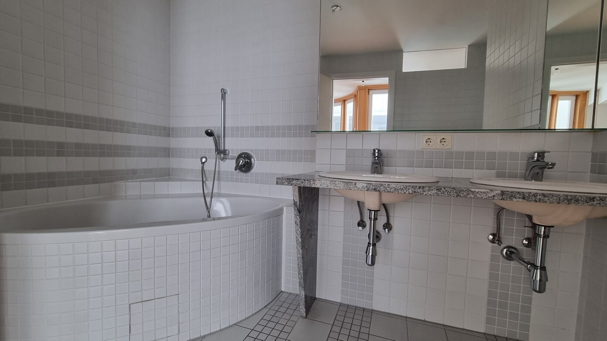 Top-floor apartment, 3 bedrooms, near Votive Church.