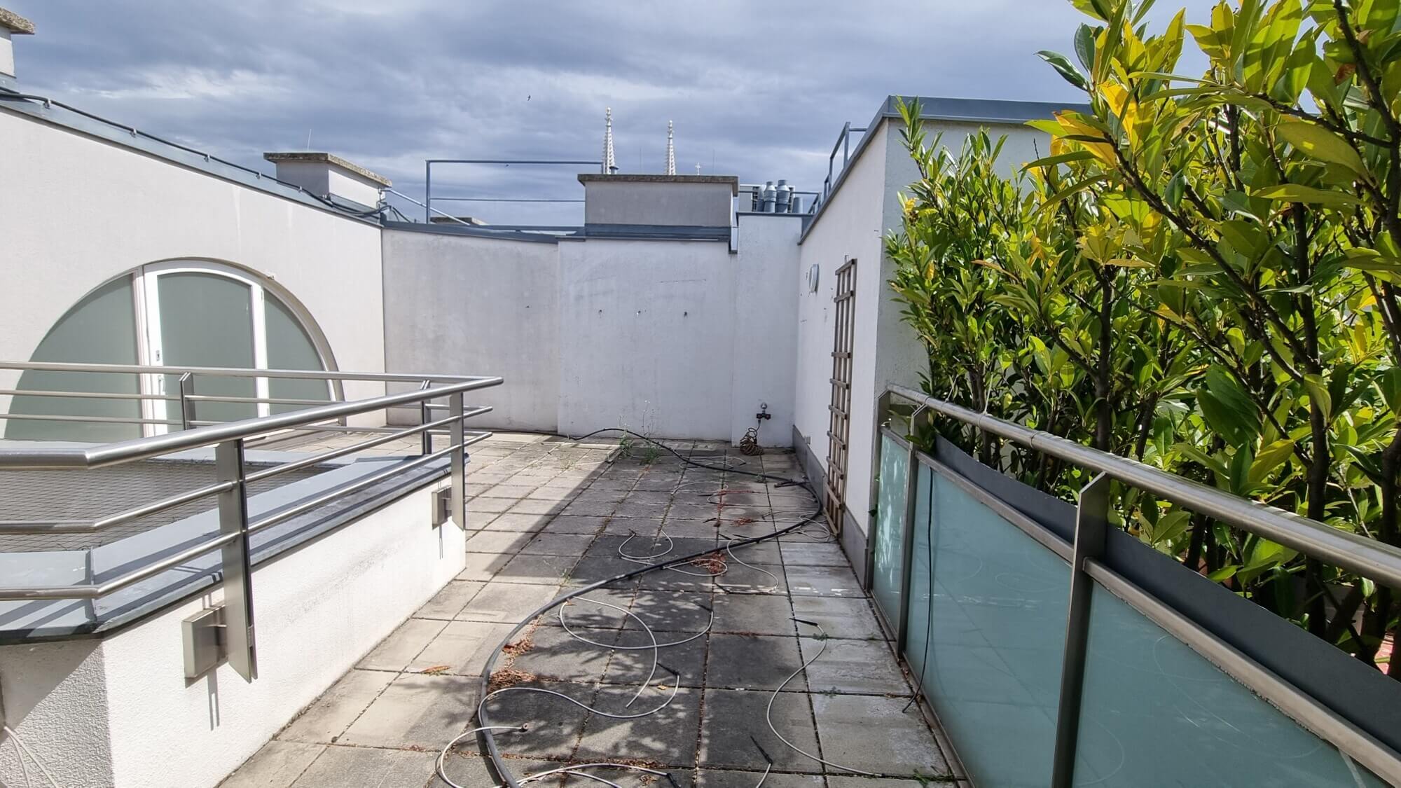 Top-floor apartment, 3 bedrooms, near Votive Church.
