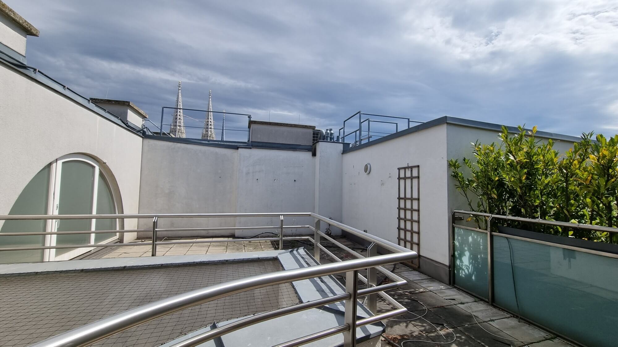Top-floor apartment, 3 bedrooms, near Votive Church.