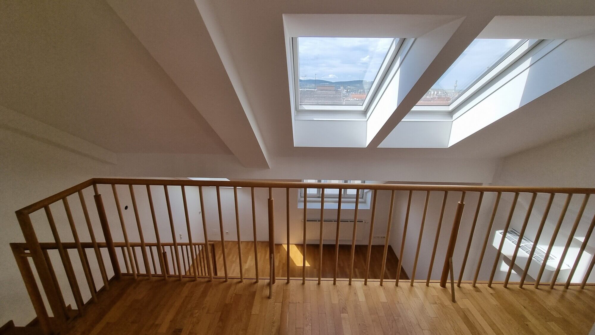Top-floor apartment, 3 bedrooms, near Votive Church.