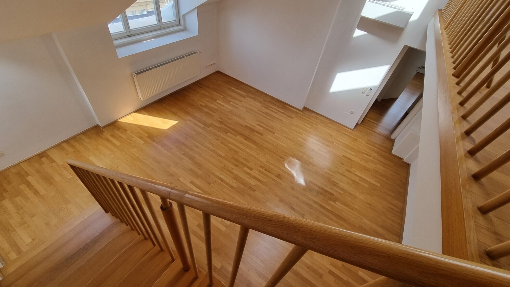 Top-floor apartment, 3 bedrooms, near Votive Church.