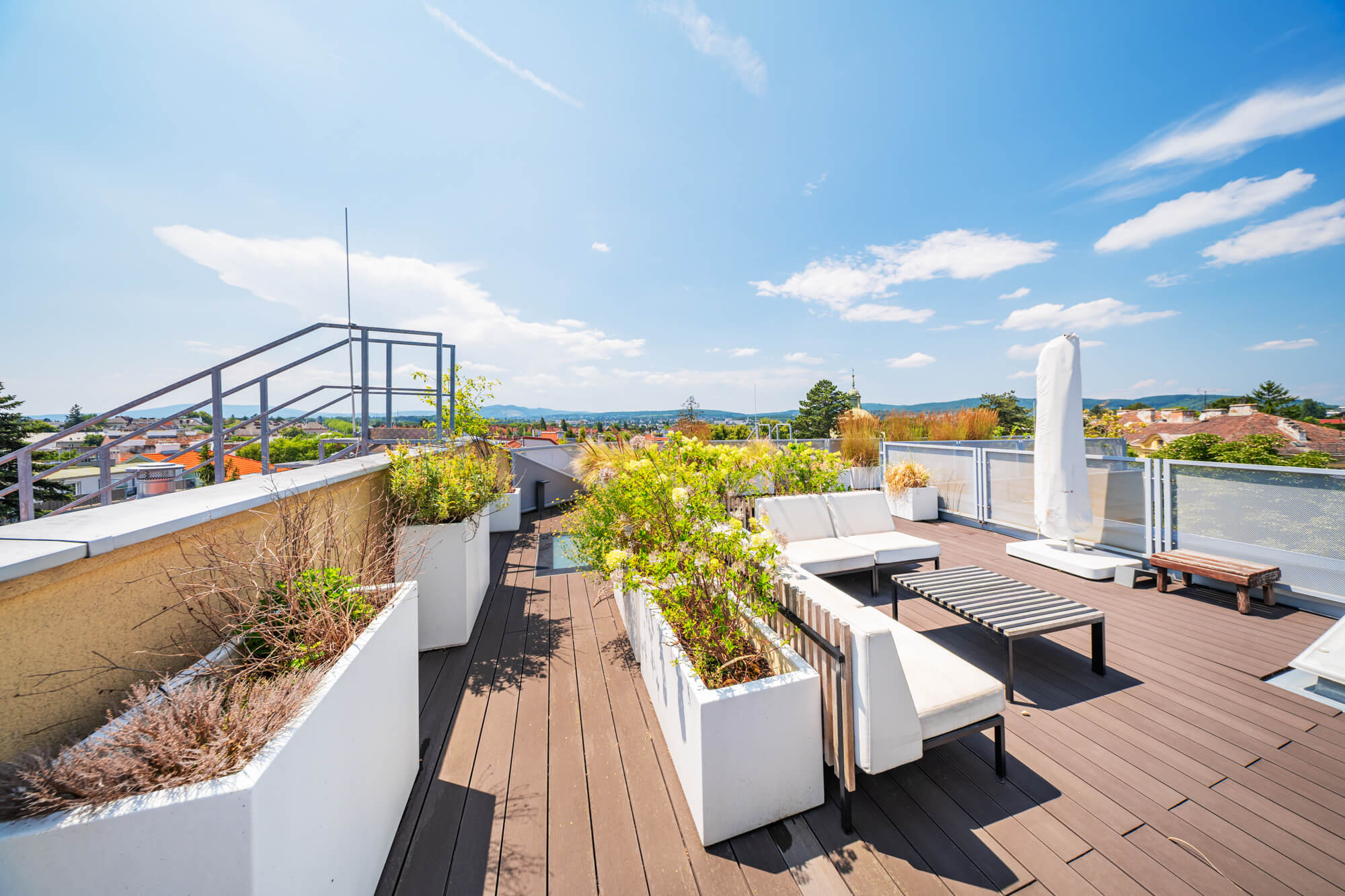 Elegant Penthouse with Historic Charm and an Exclusive Rooftop Garden in Hietzing