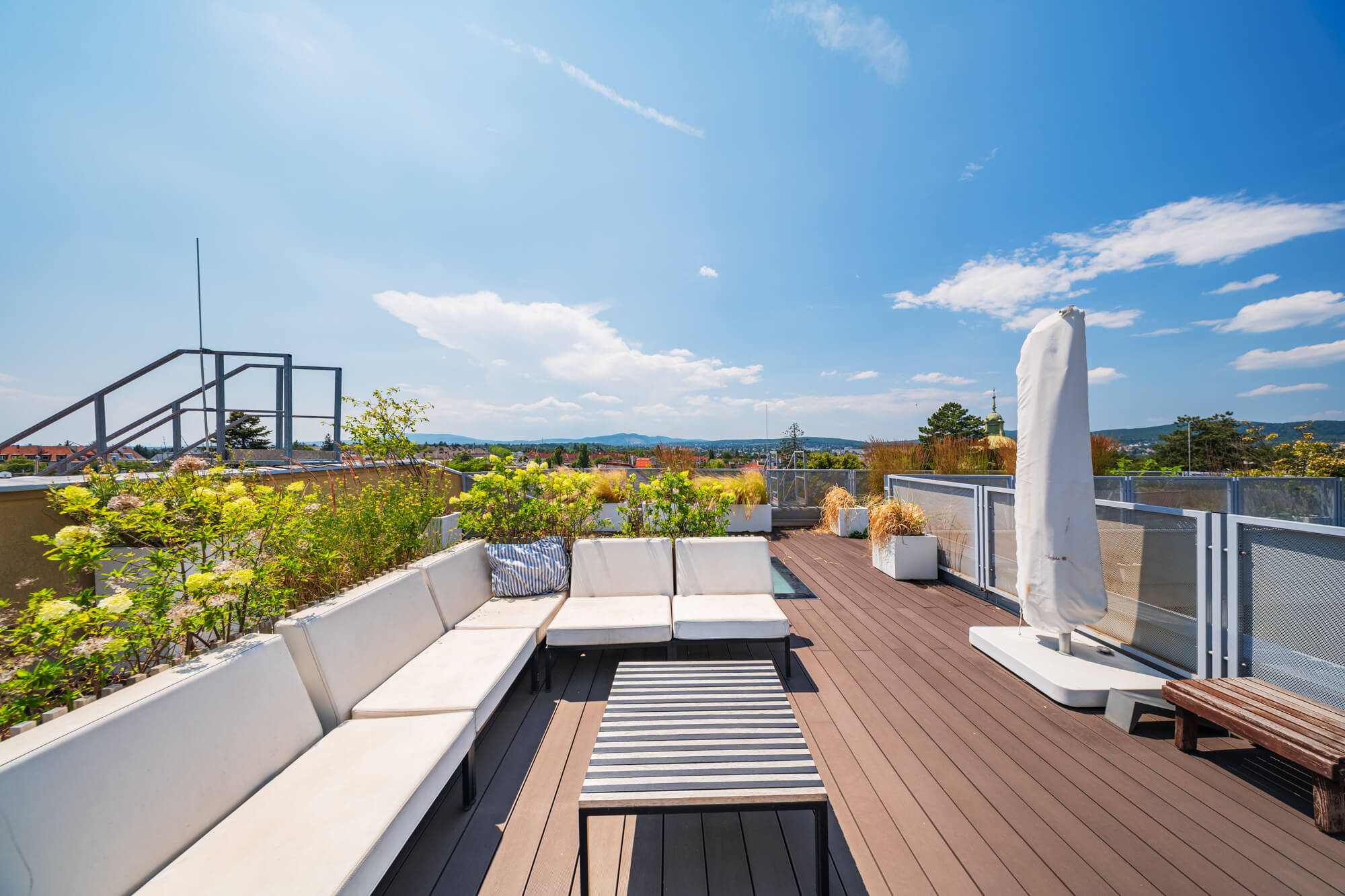 Elegant Penthouse with Historic Charm and an Exclusive Rooftop Garden in Hietzing