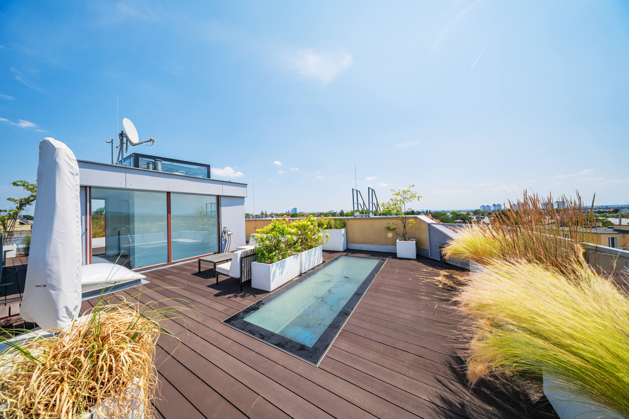 Elegant Penthouse with Historic Charm and an Exclusive Rooftop Garden in Hietzing
