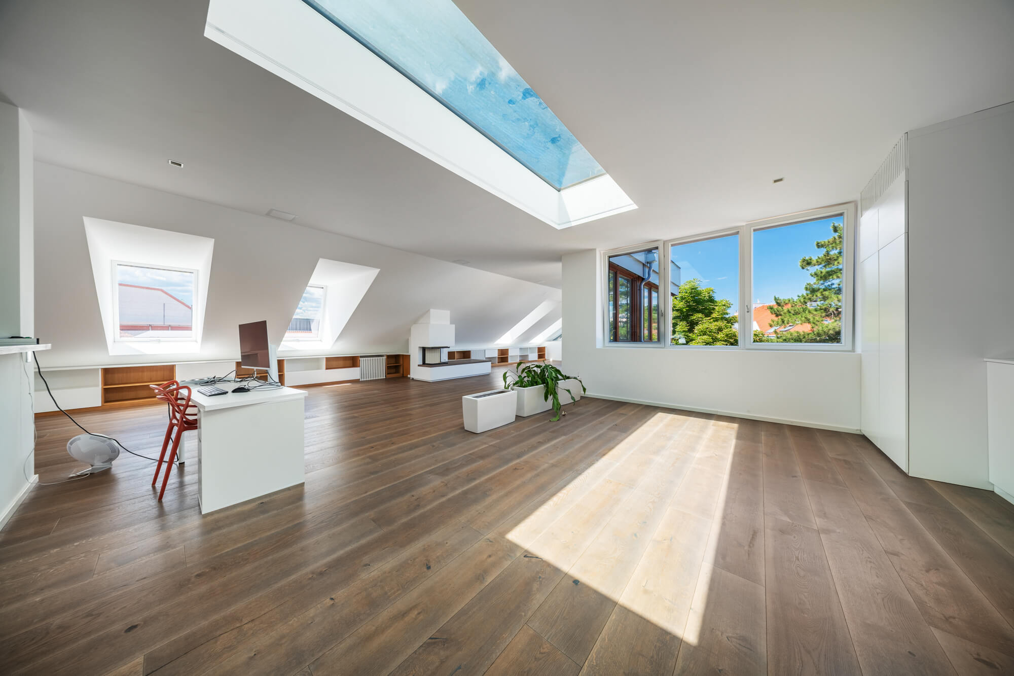 Elegant Penthouse with Historic Charm and an Exclusive Rooftop Garden in Hietzing