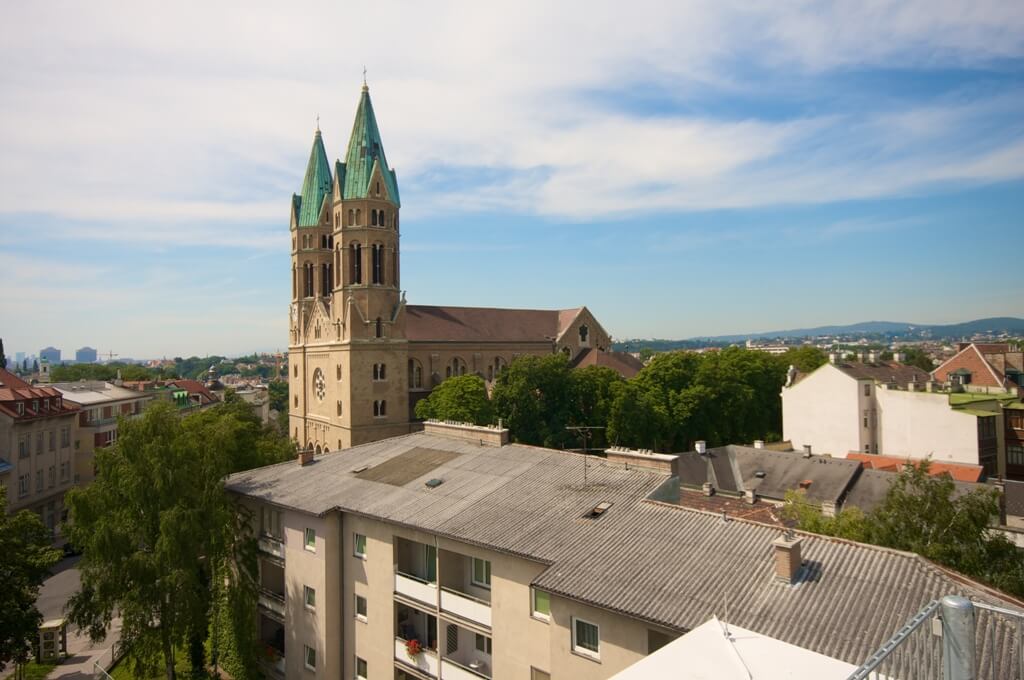 Bright top-floor 3-room apartment with a sunny terrace in Vienna's 19th district