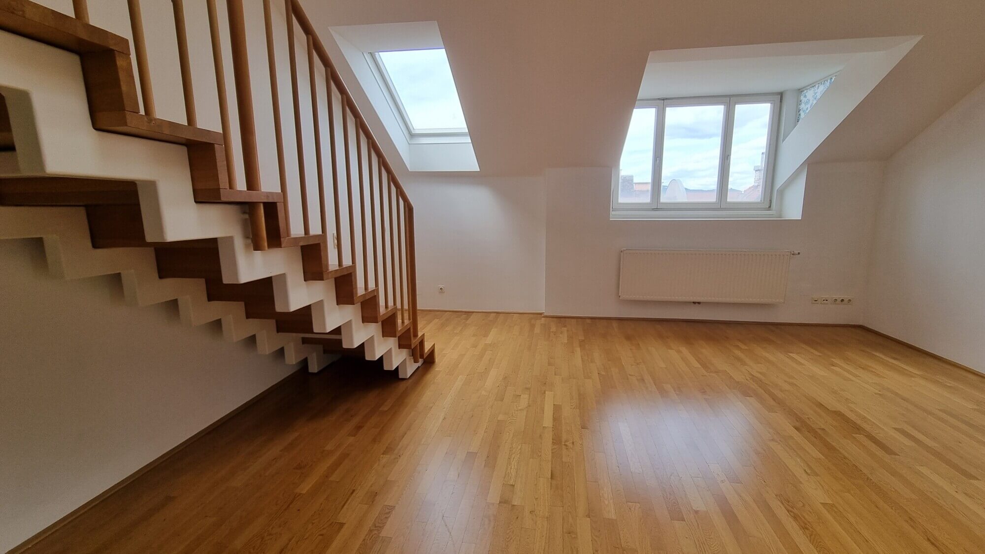 Top-floor apartment, 3 bedrooms, near Votive Church.