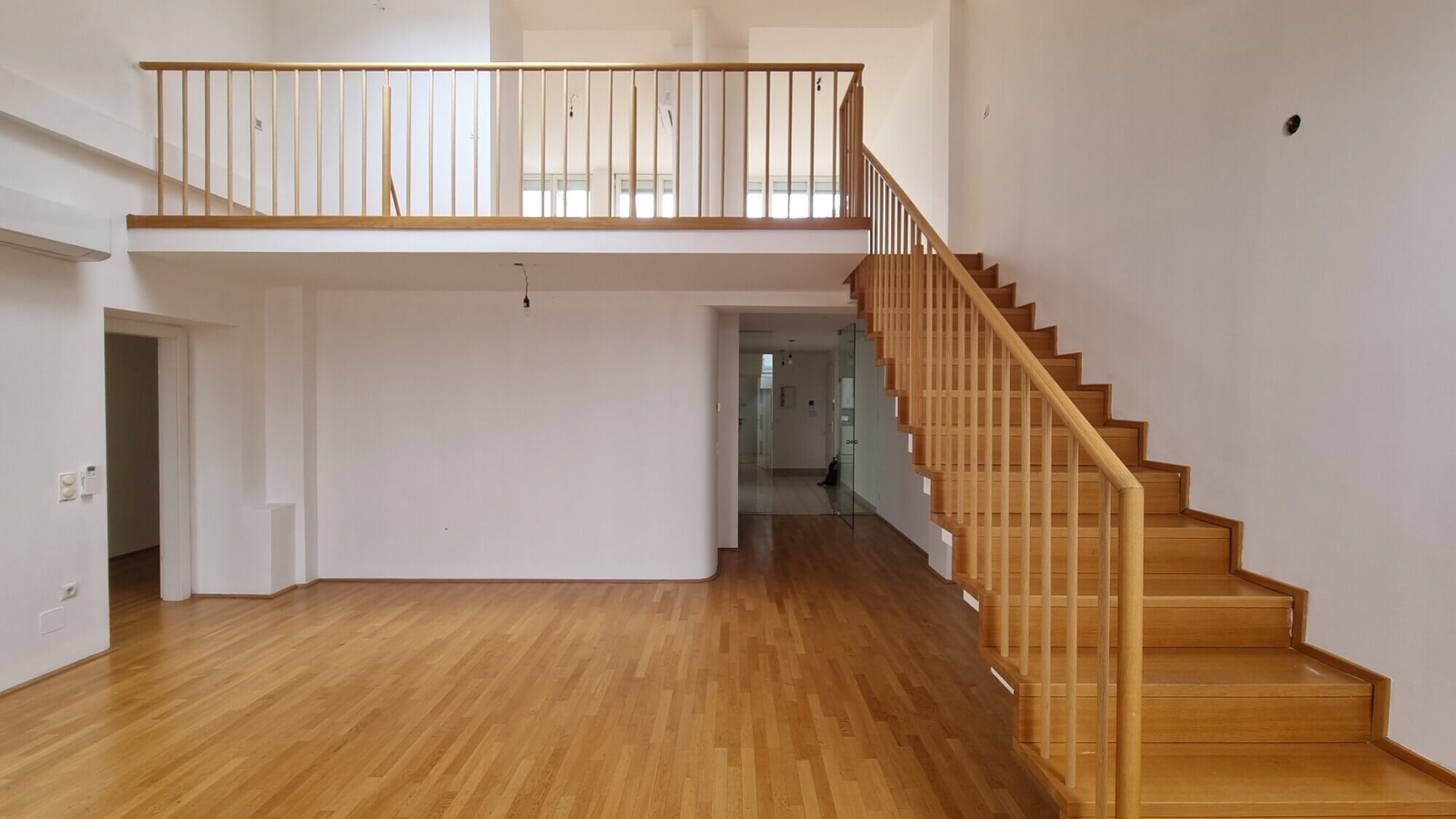Top-floor apartment, 3 bedrooms, near Votive Church.