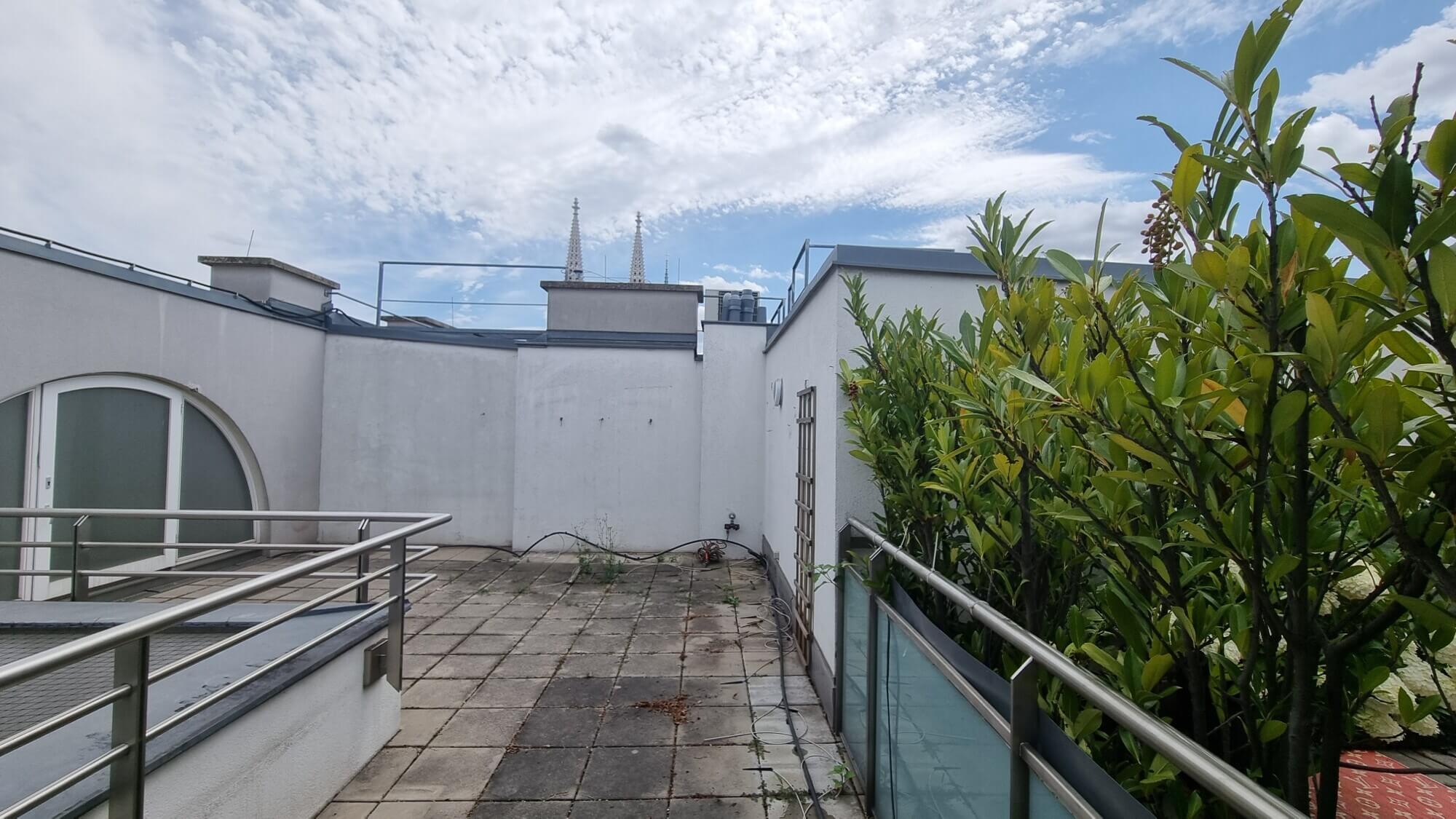 Top-floor apartment, 3 bedrooms, near Votive Church.