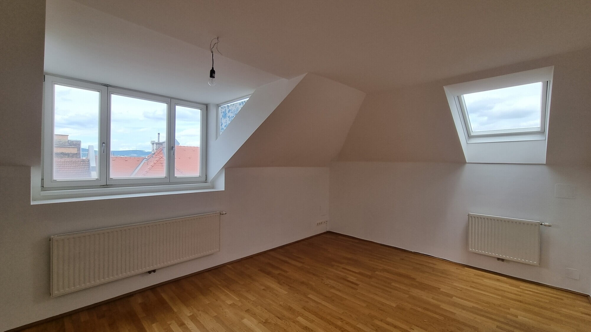 Top-floor apartment, 3 bedrooms, near Votive Church.