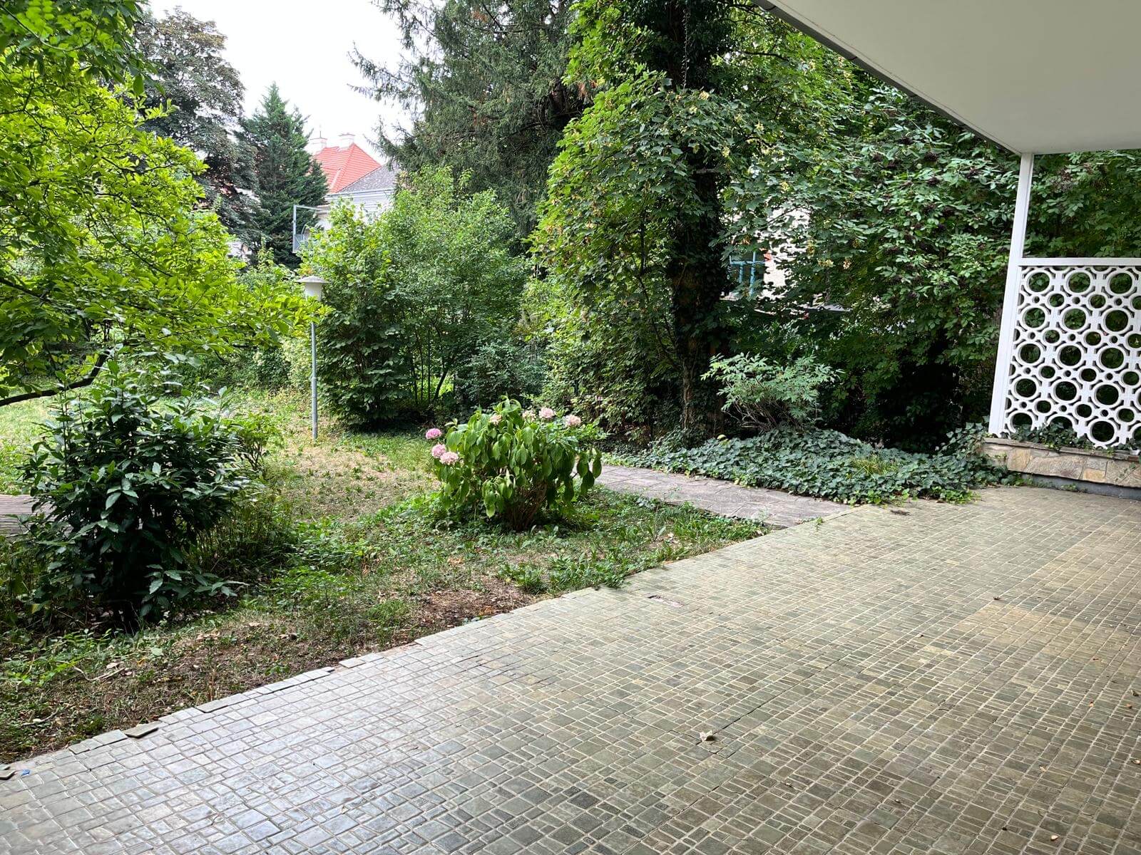 Garden apartment in the heart of the Cottage district