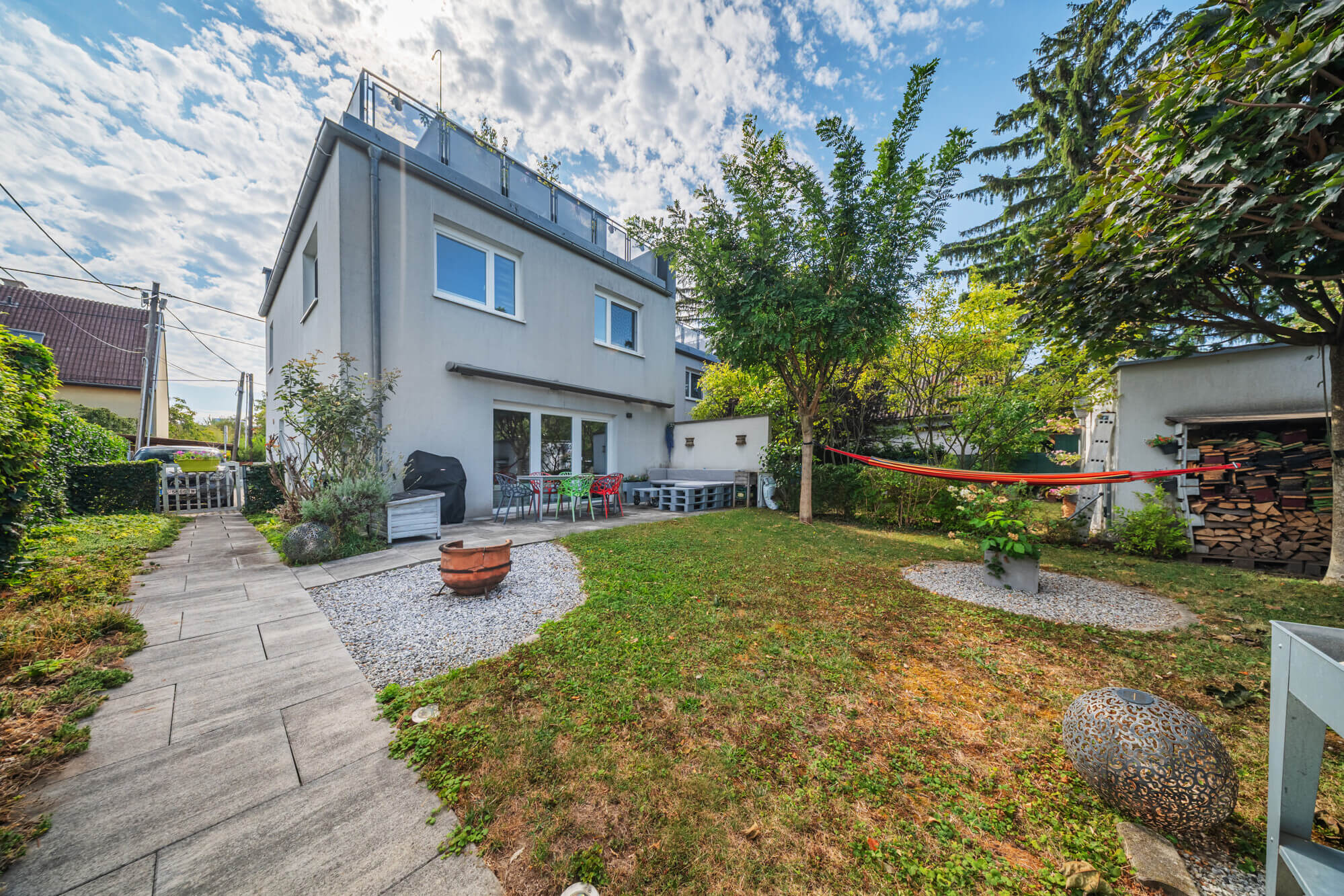Doppelhaus mit Terrasse und Garten