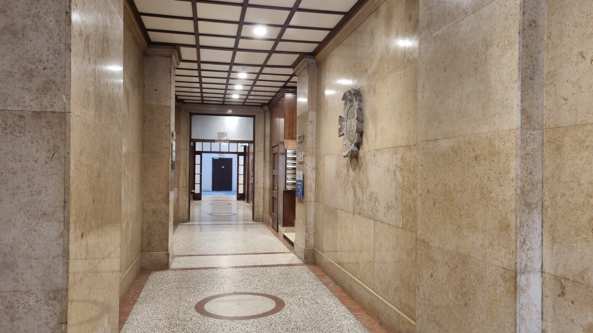 Classic Viennese period apartment in the heart of the city, featuring 3 bedrooms on the 4th floor with elevator access.