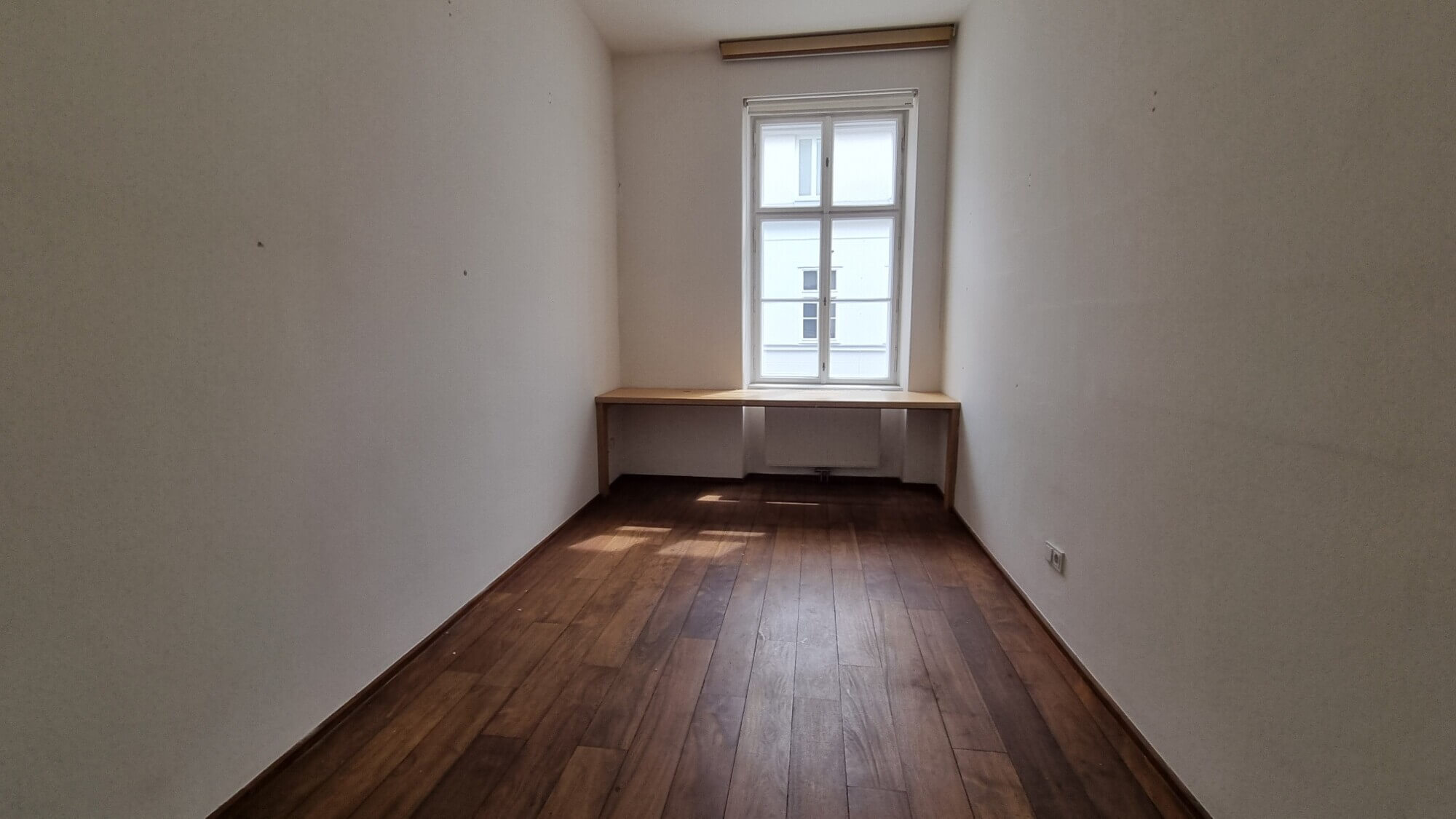 Classic Viennese period apartment in the heart of the city, featuring 3 bedrooms on the 4th floor with elevator access.