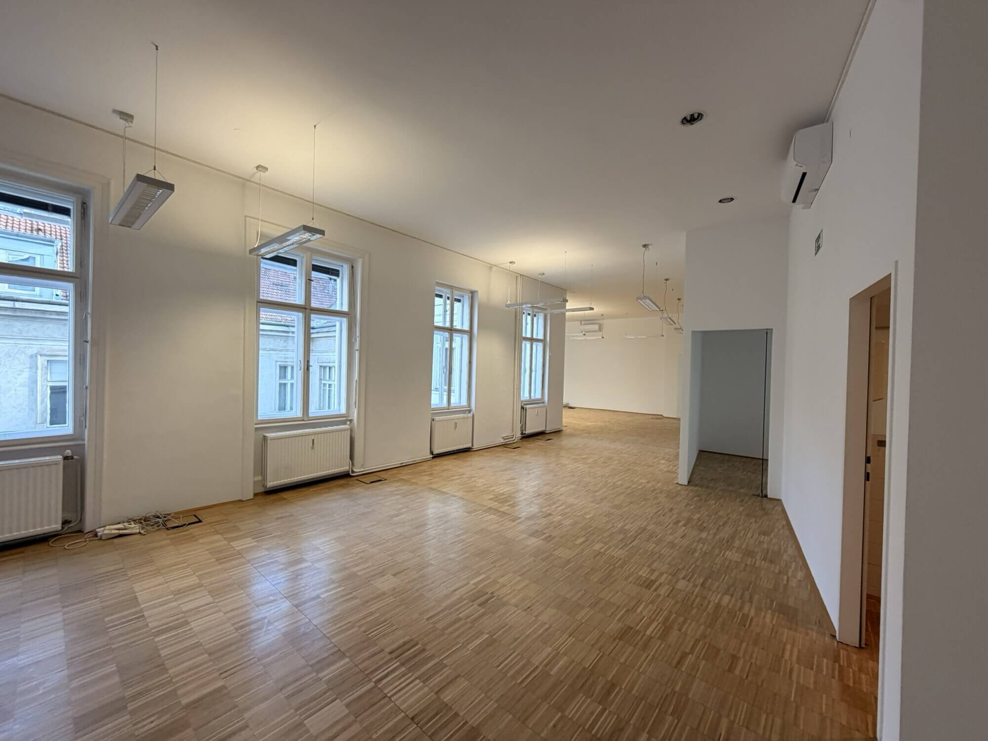 Lichtdurchflutetes klimatisiertes Altbaubüro