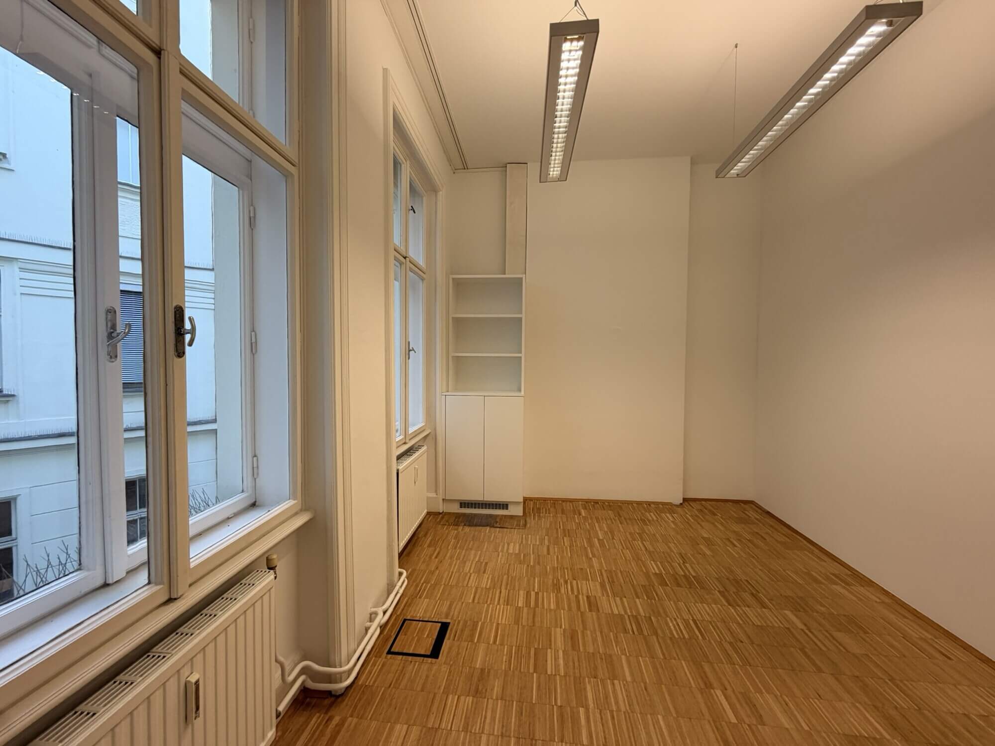 Lichtdurchflutetes klimatisiertes Altbaubüro