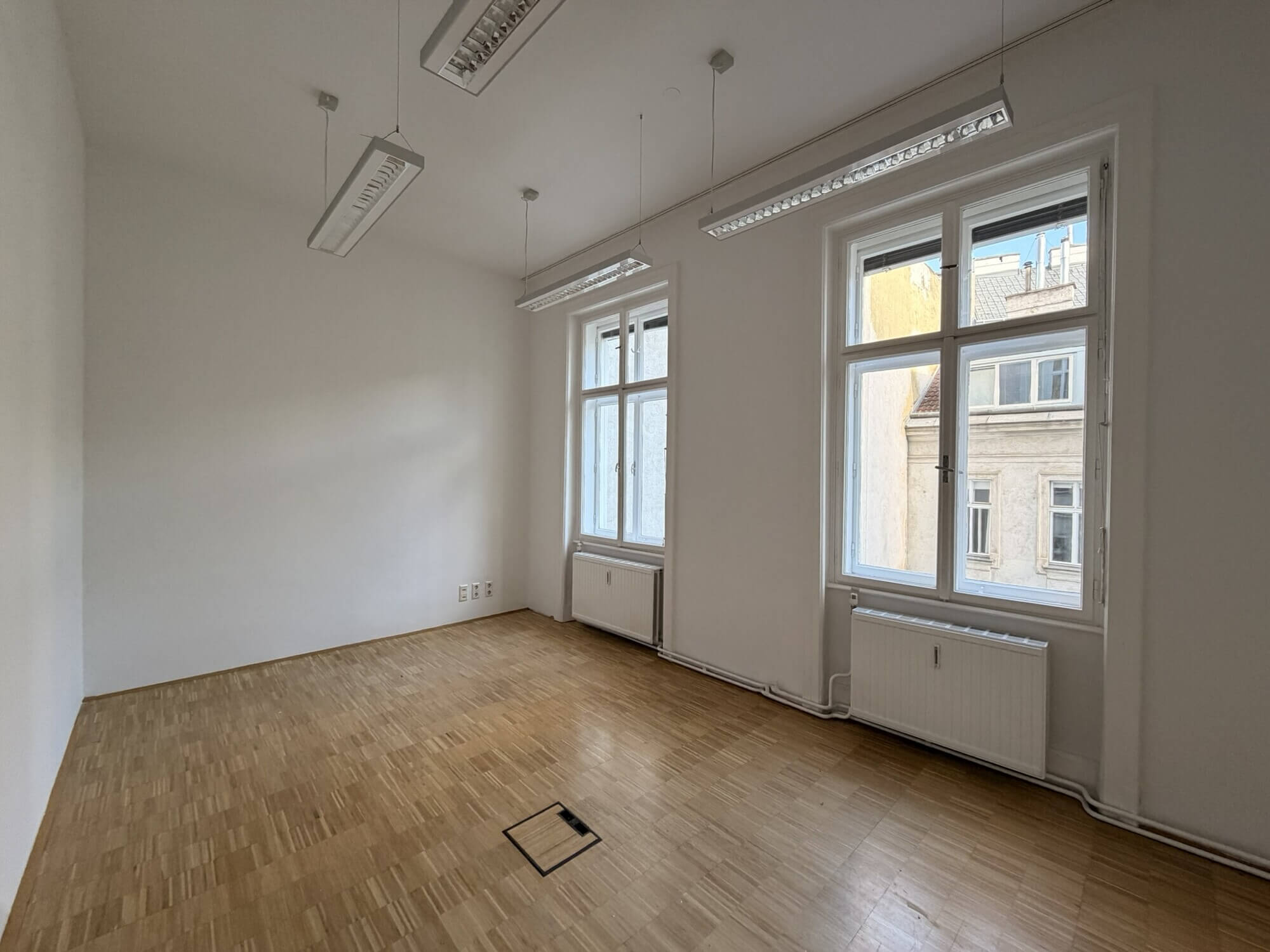 Lichtdurchflutetes klimatisiertes Altbaubüro