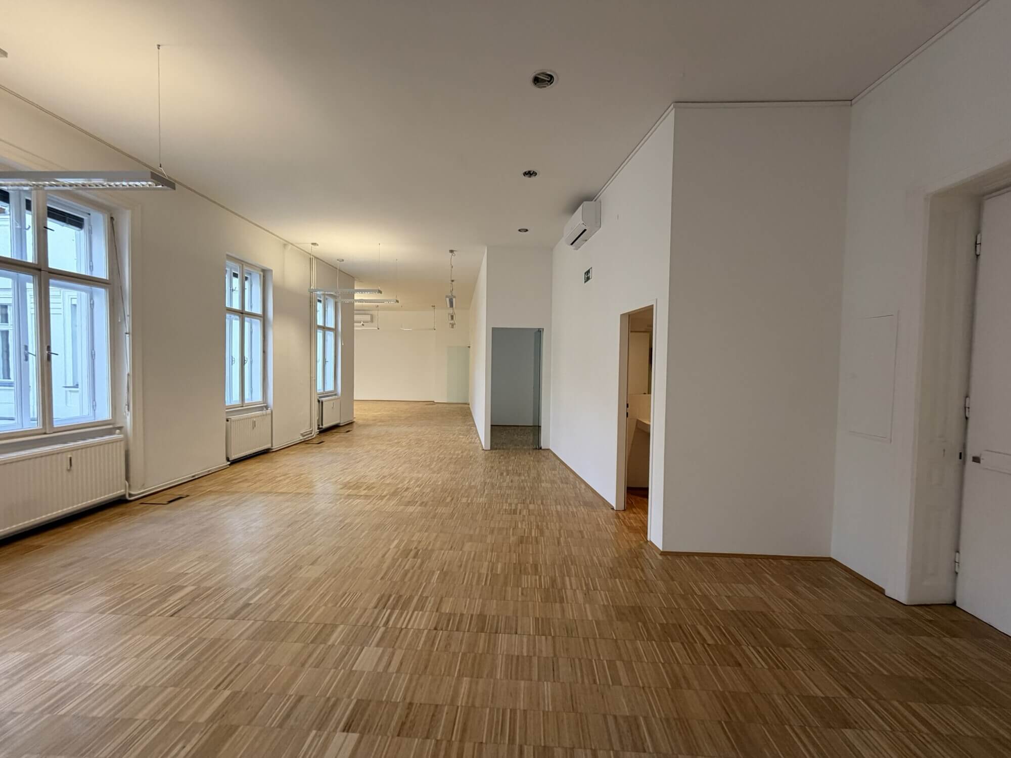 Lichtdurchflutetes klimatisiertes Altbaubüro