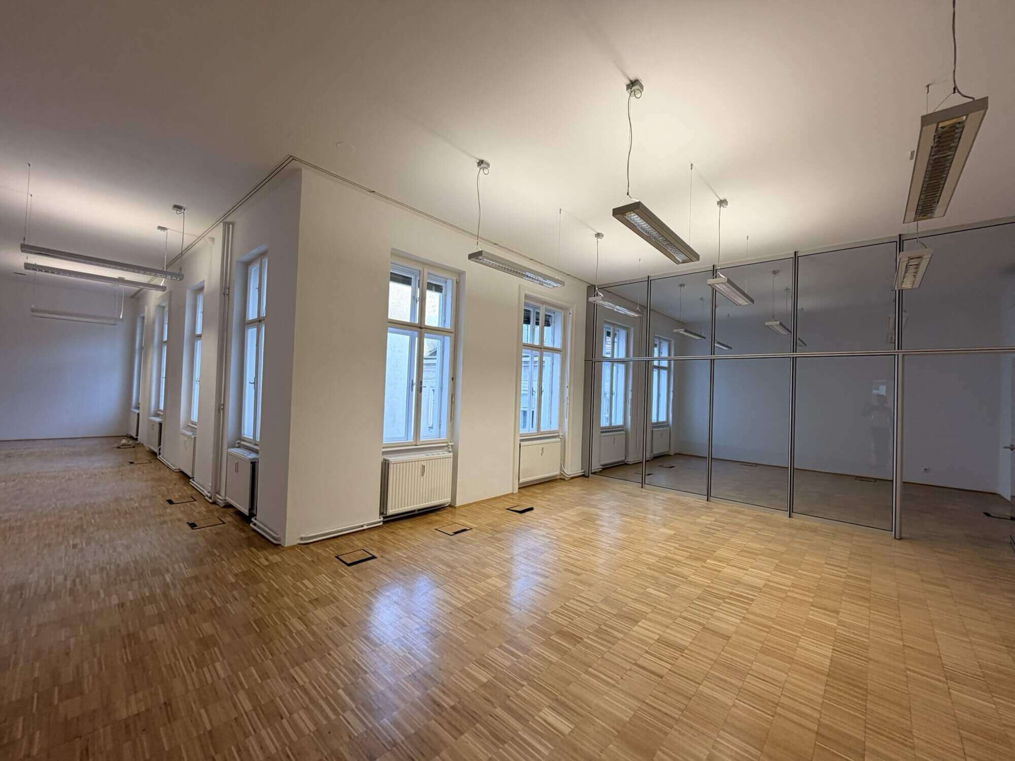 Lichtdurchflutetes klimatisiertes Altbaubüro