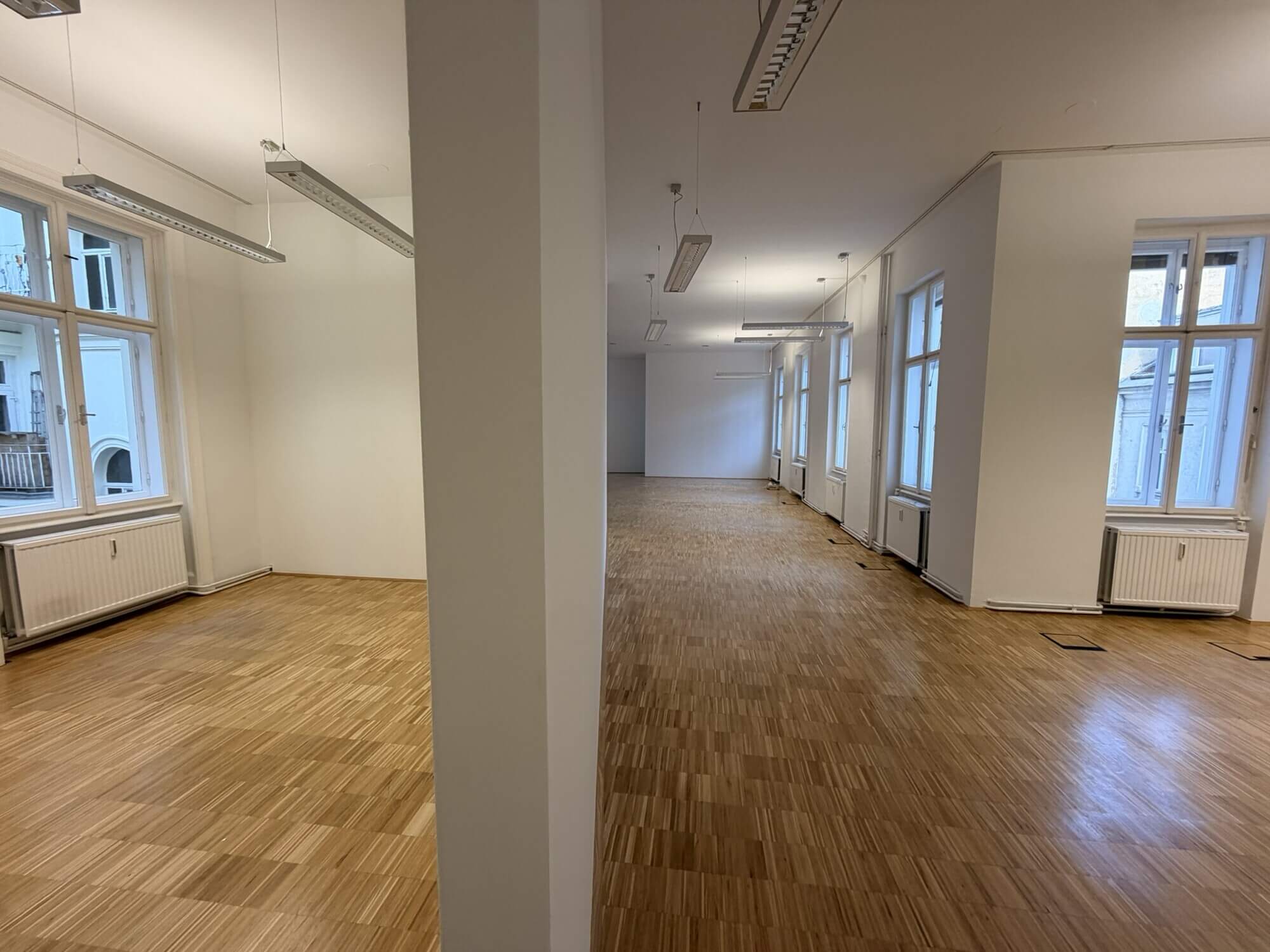 Lichtdurchflutetes klimatisiertes Altbaubüro