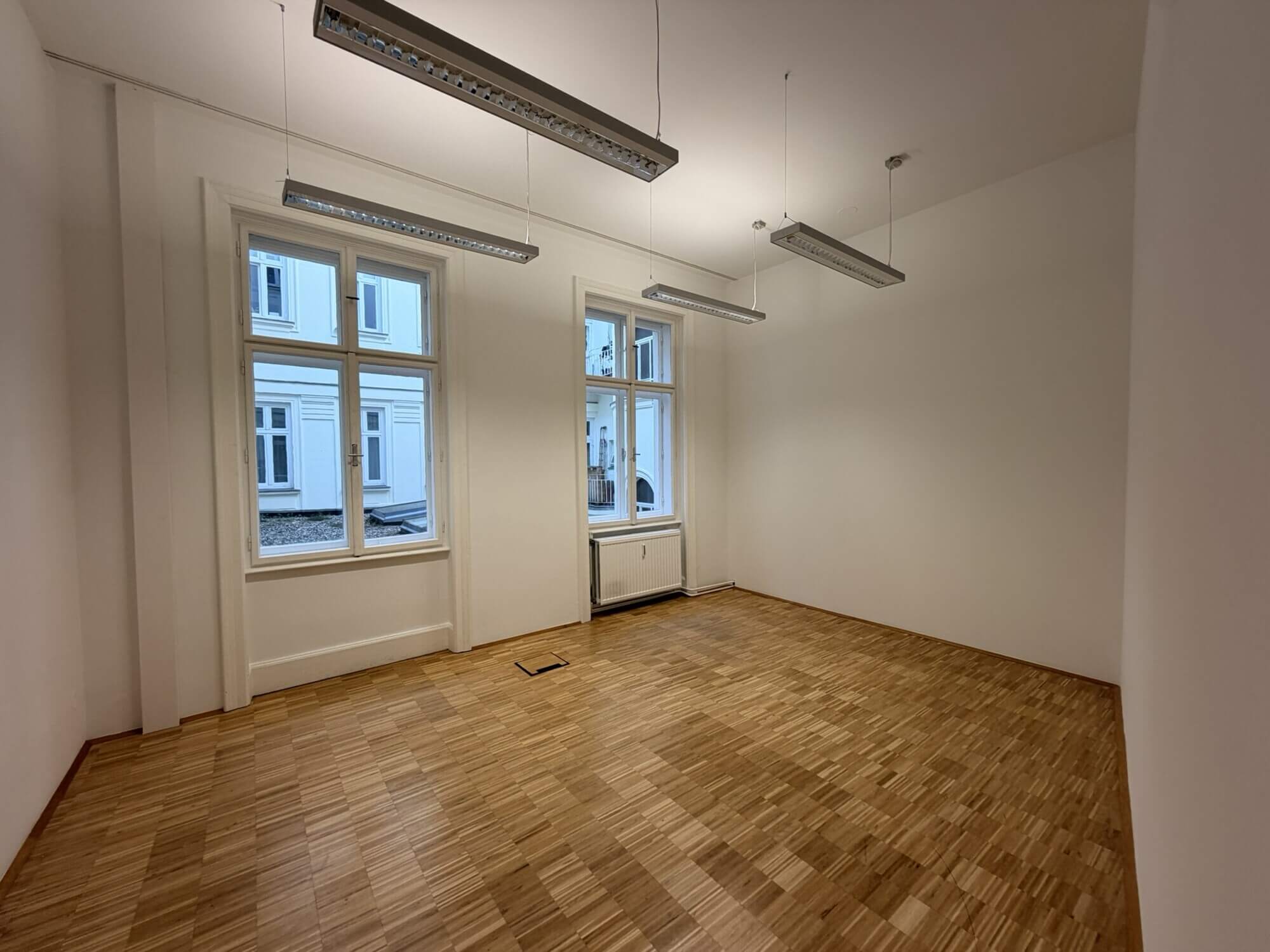 Lichtdurchflutetes klimatisiertes Altbaubüro