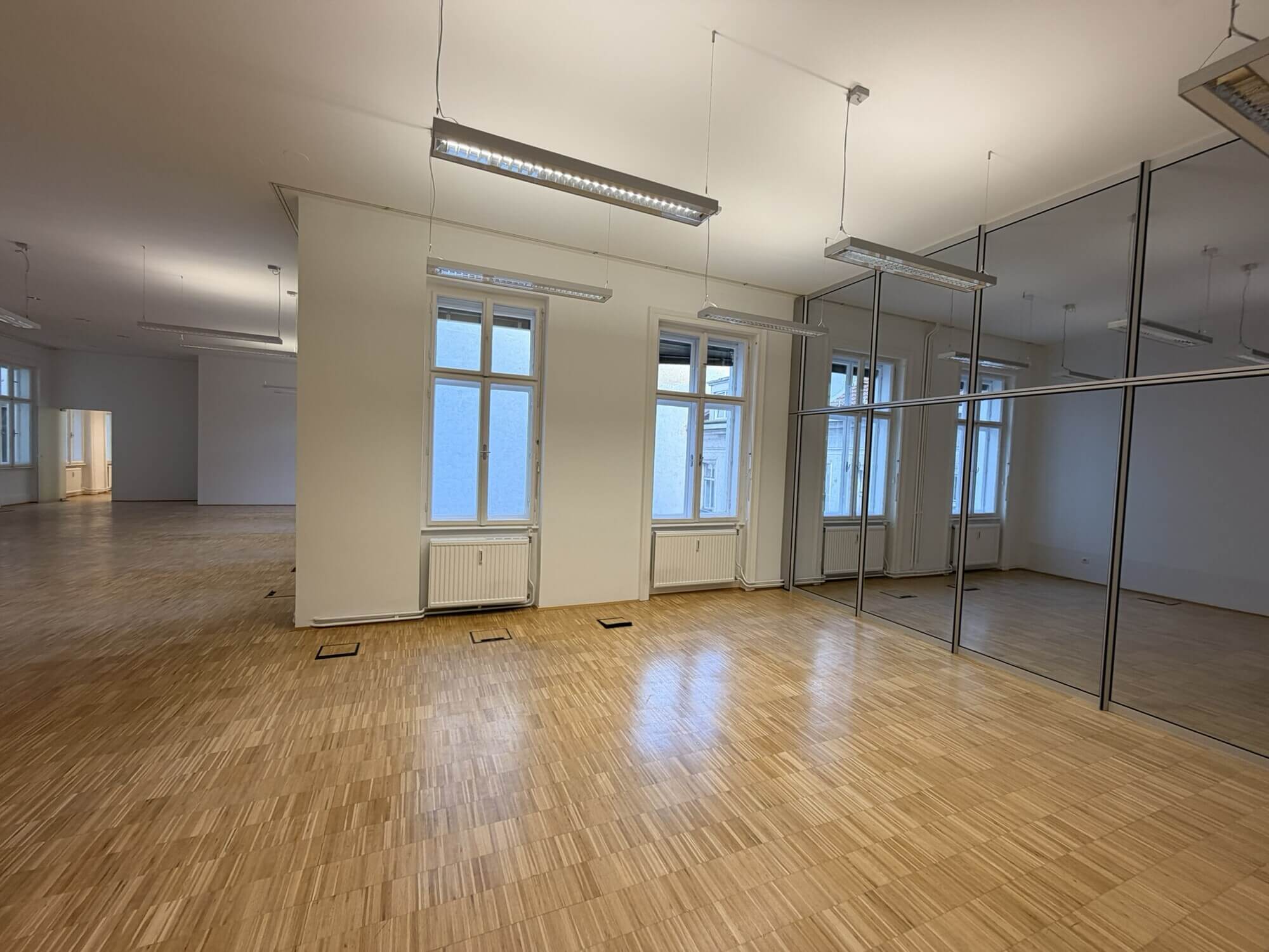 Lichtdurchflutetes klimatisiertes Altbaubüro