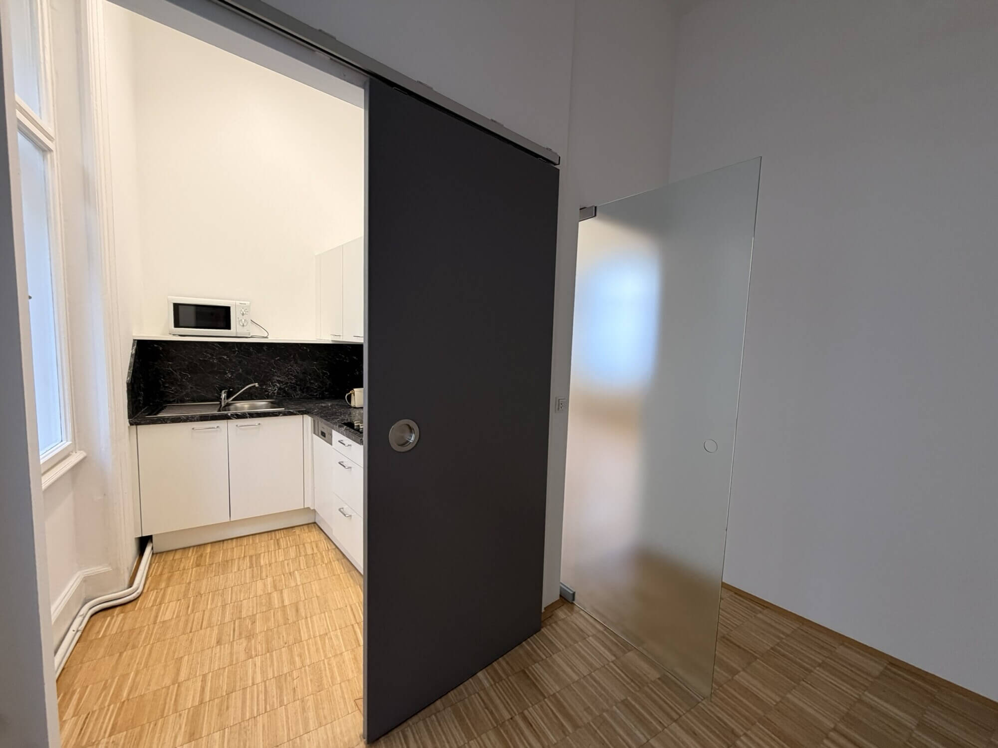 Lichtdurchflutetes klimatisiertes Altbaubüro
